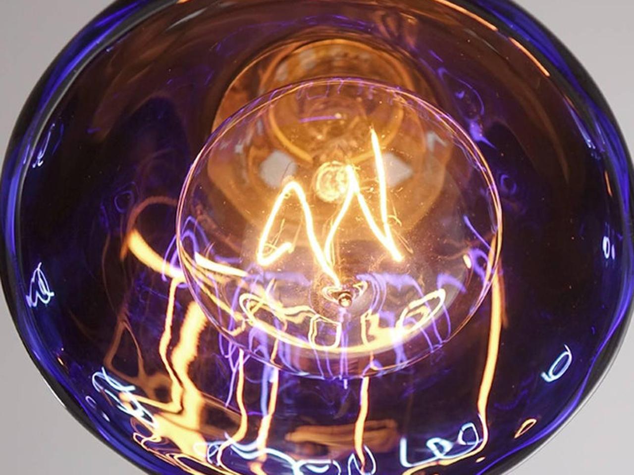 Queste applique blu intenso hanno un diametro di 4 pollici e sono in vetro blu soffiato a mano. Ha una sottile forma scanalata che cattura bene la luce. La qualità è straordinaria, così come il colore. Il prezzo è per lampada, quindi puoi