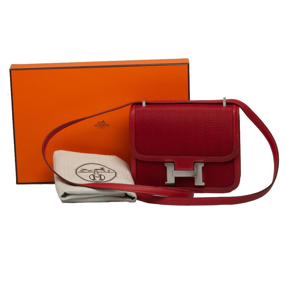 Mini Constance Elan HERMES  in red leather and horsehair. The hardware is in palladium-plated silver metal (protective plastic always present). The lining is in leather.
In very good condition
Made in France.
Size: 18.5 x 16 x 4cm
Handle length: