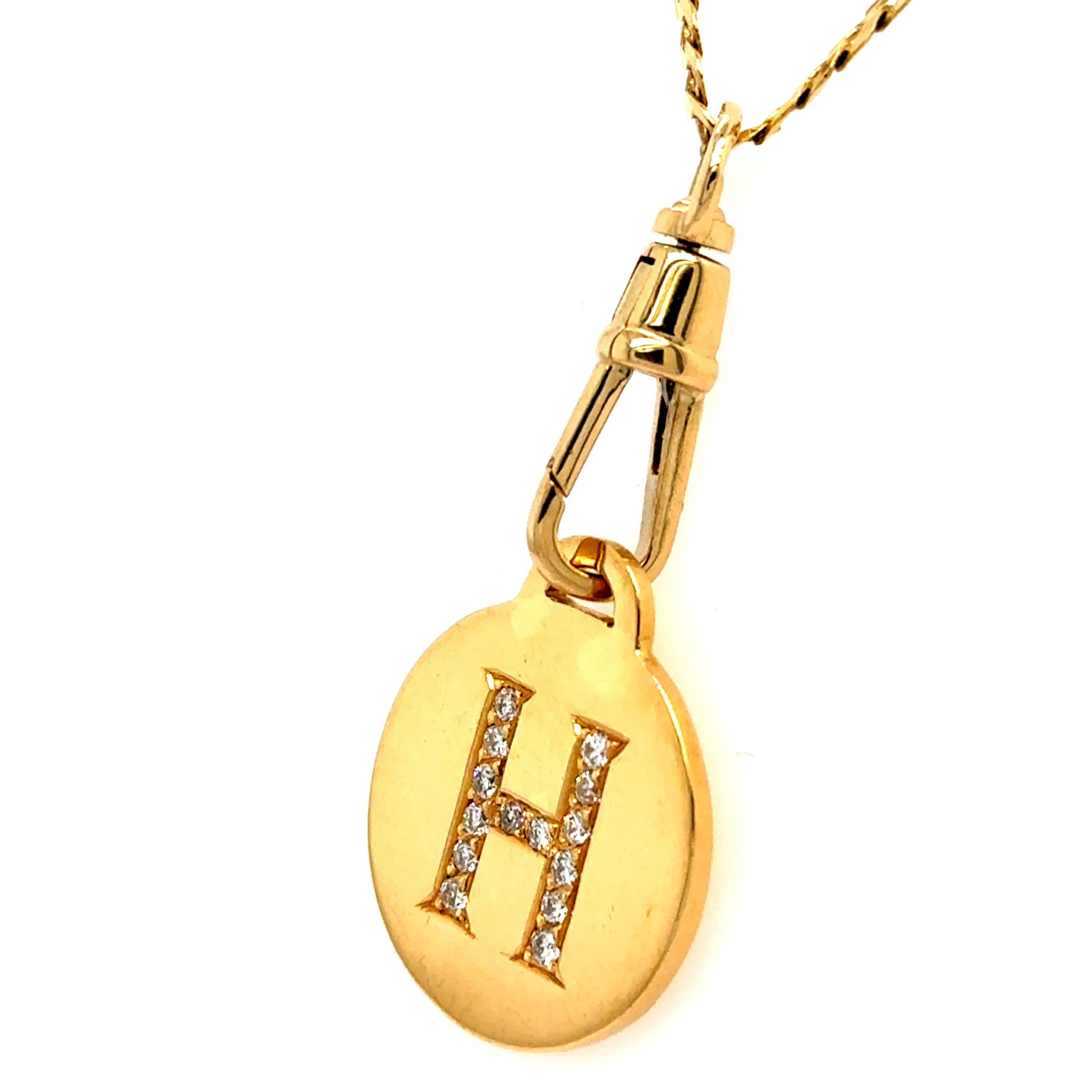 Moderno Mini catena cubana in oro giallo 14K con disco di lettere con diamante e porta charme a clip. in vendita