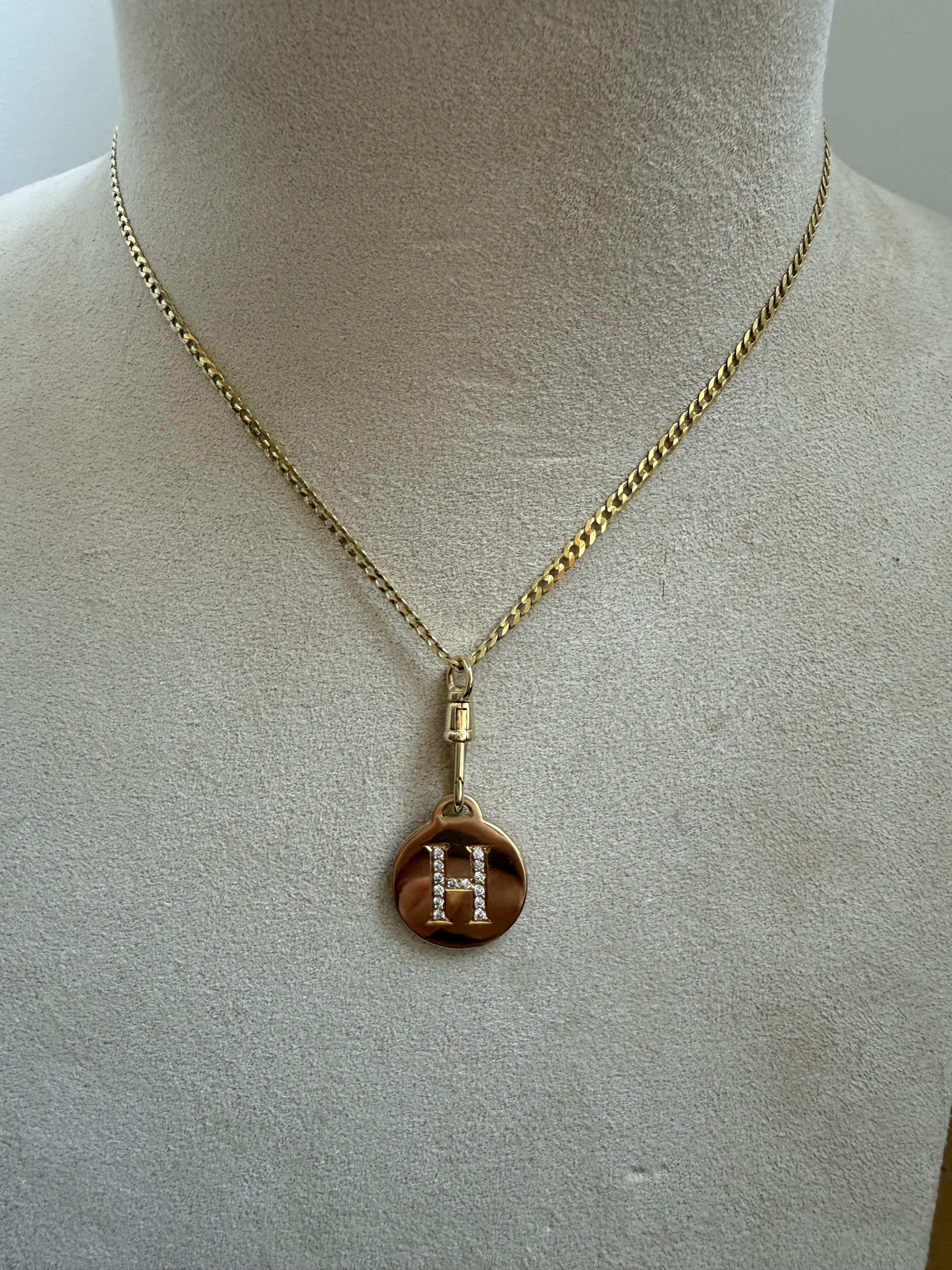 Taglio rotondo Mini catena cubana in oro giallo 14K con disco di lettere con diamante e porta charme a clip. in vendita