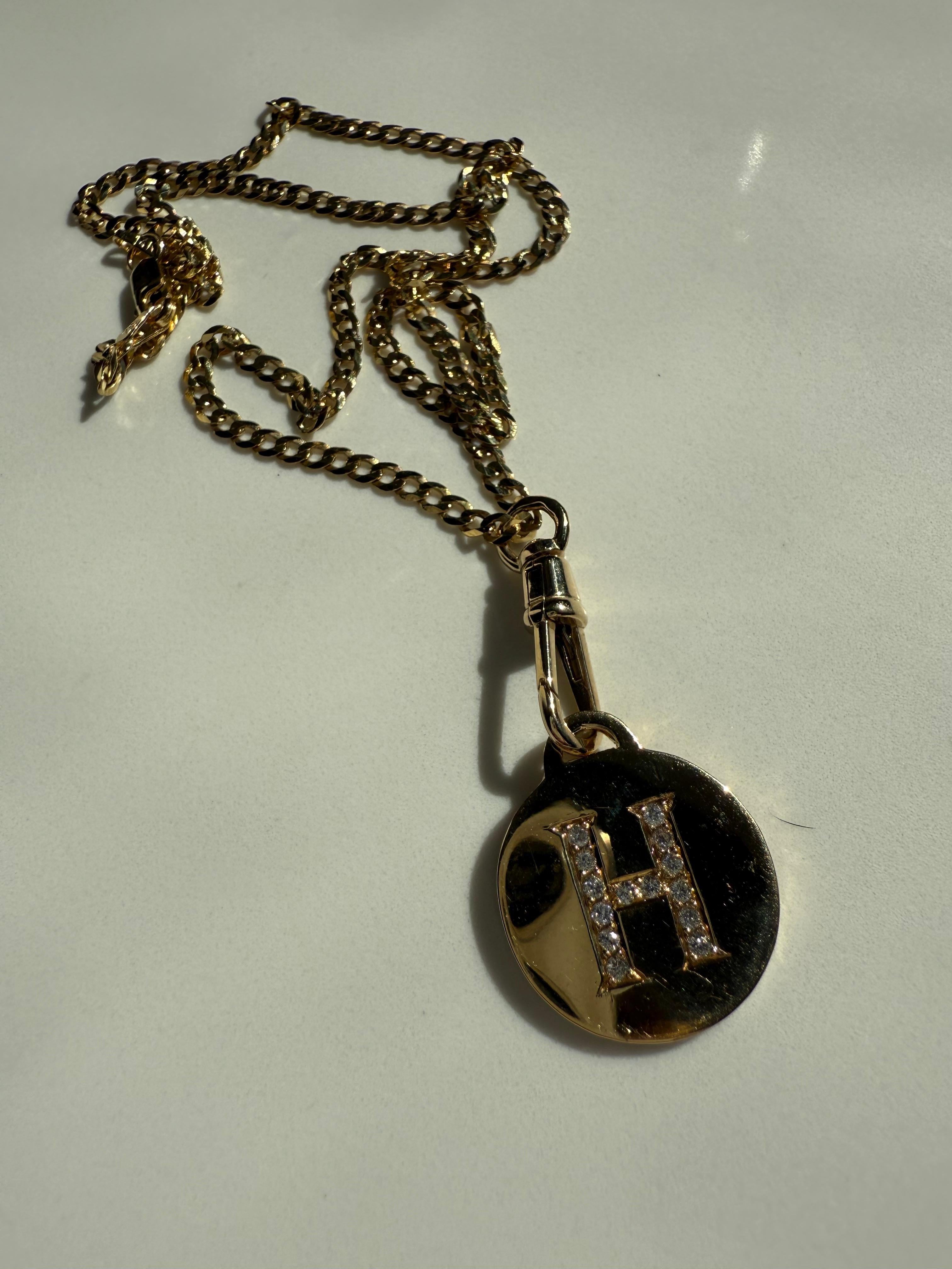 da uomo o donna Mini catena cubana in oro giallo 14K con disco di lettere con diamante e porta charme a clip. in vendita