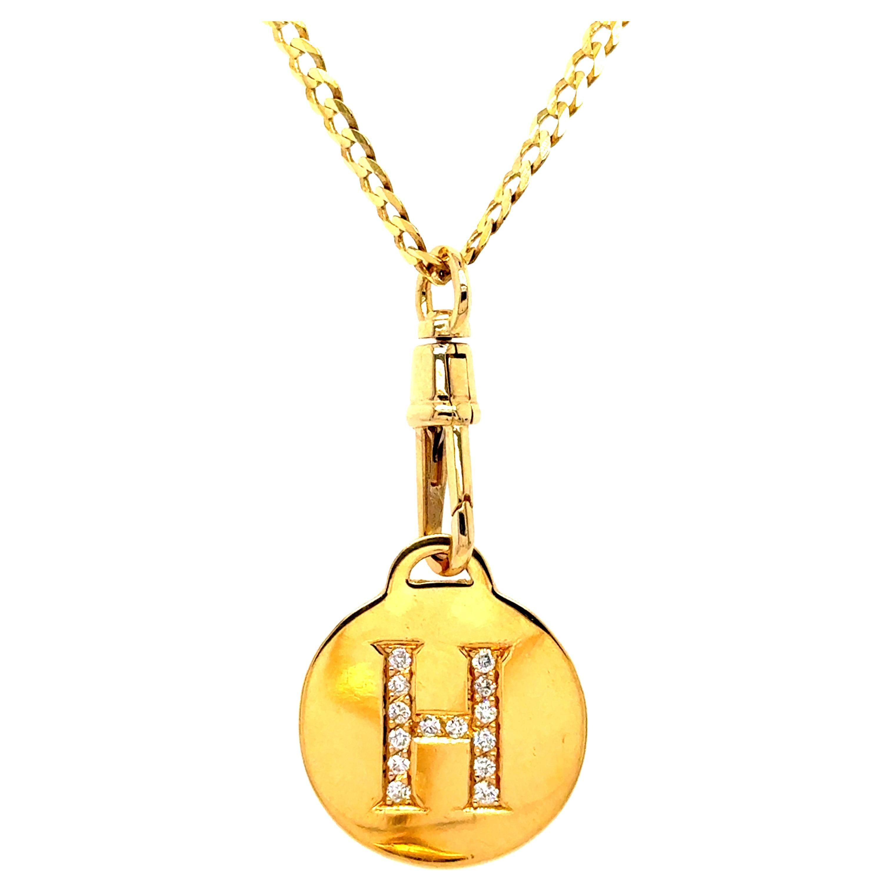 Mini catena cubana in oro giallo 14K con disco di lettere con diamante e porta charme a clip.