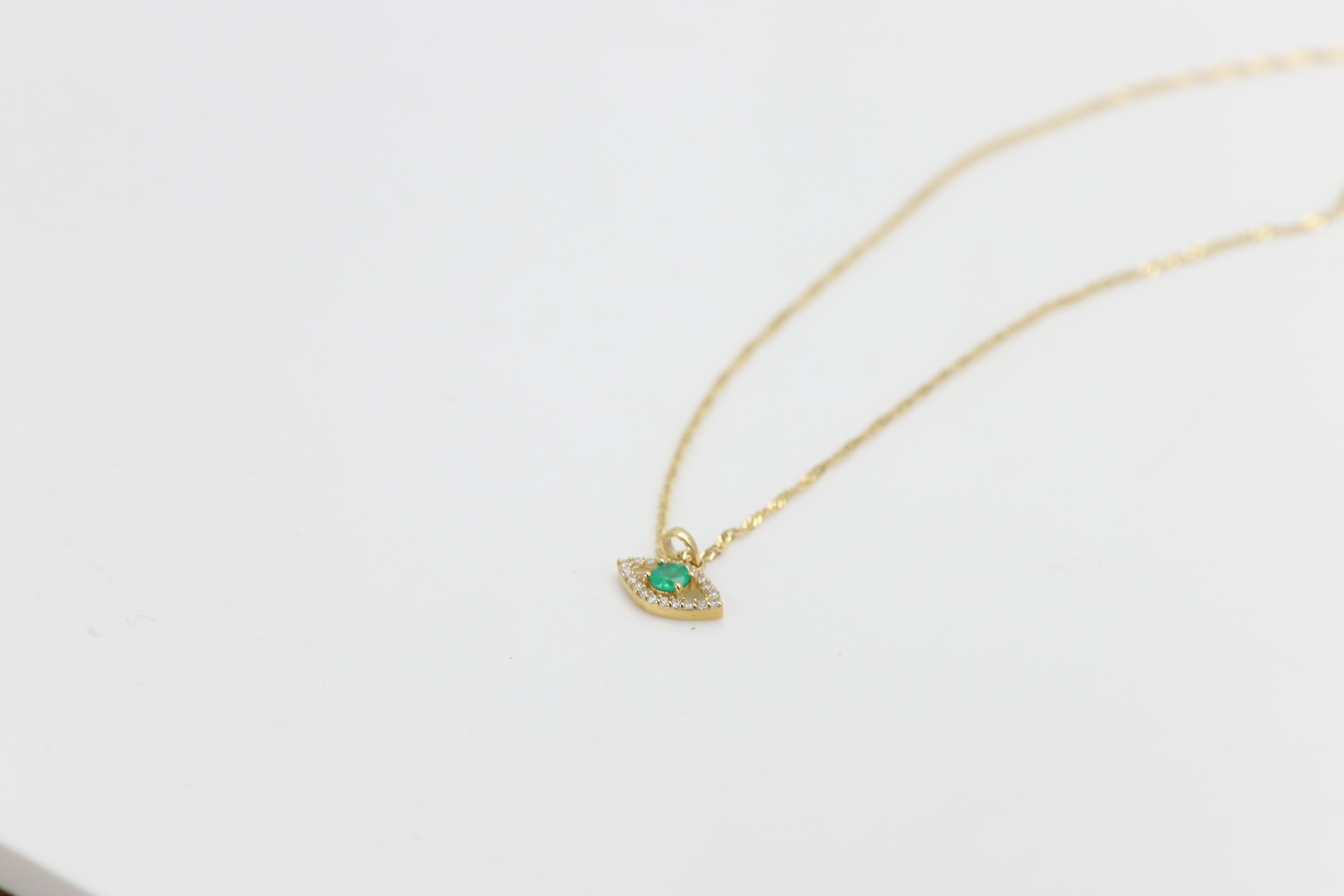 Mini-Diamant Evil Eye 14 Karat Gelbgold mit natürlichem grünem Smaragd in der Mitte im Angebot 1
