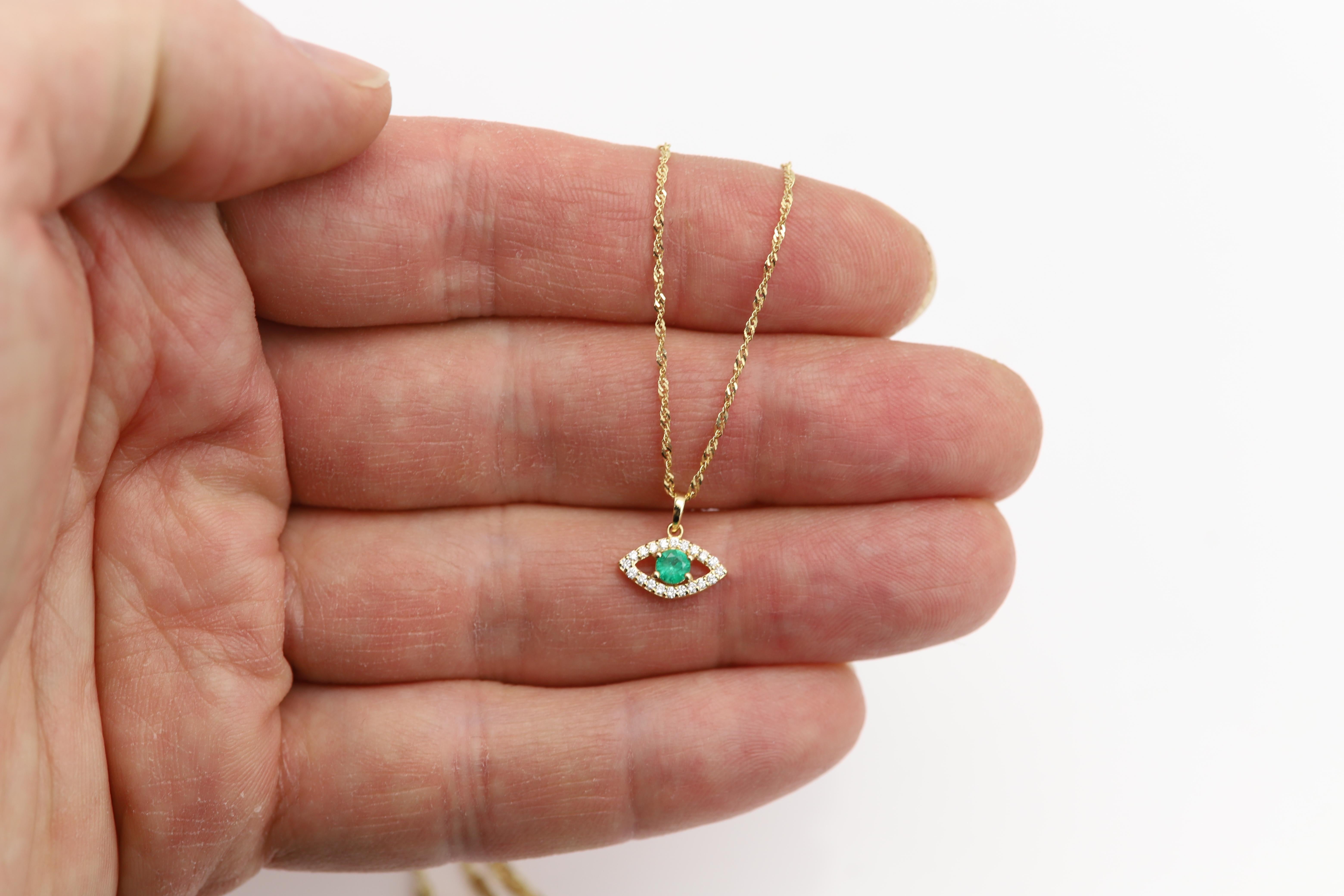 Mini-Diamant Evil Eye 14 Karat Gelbgold mit natürlichem grünem Smaragd in der Mitte im Angebot 2