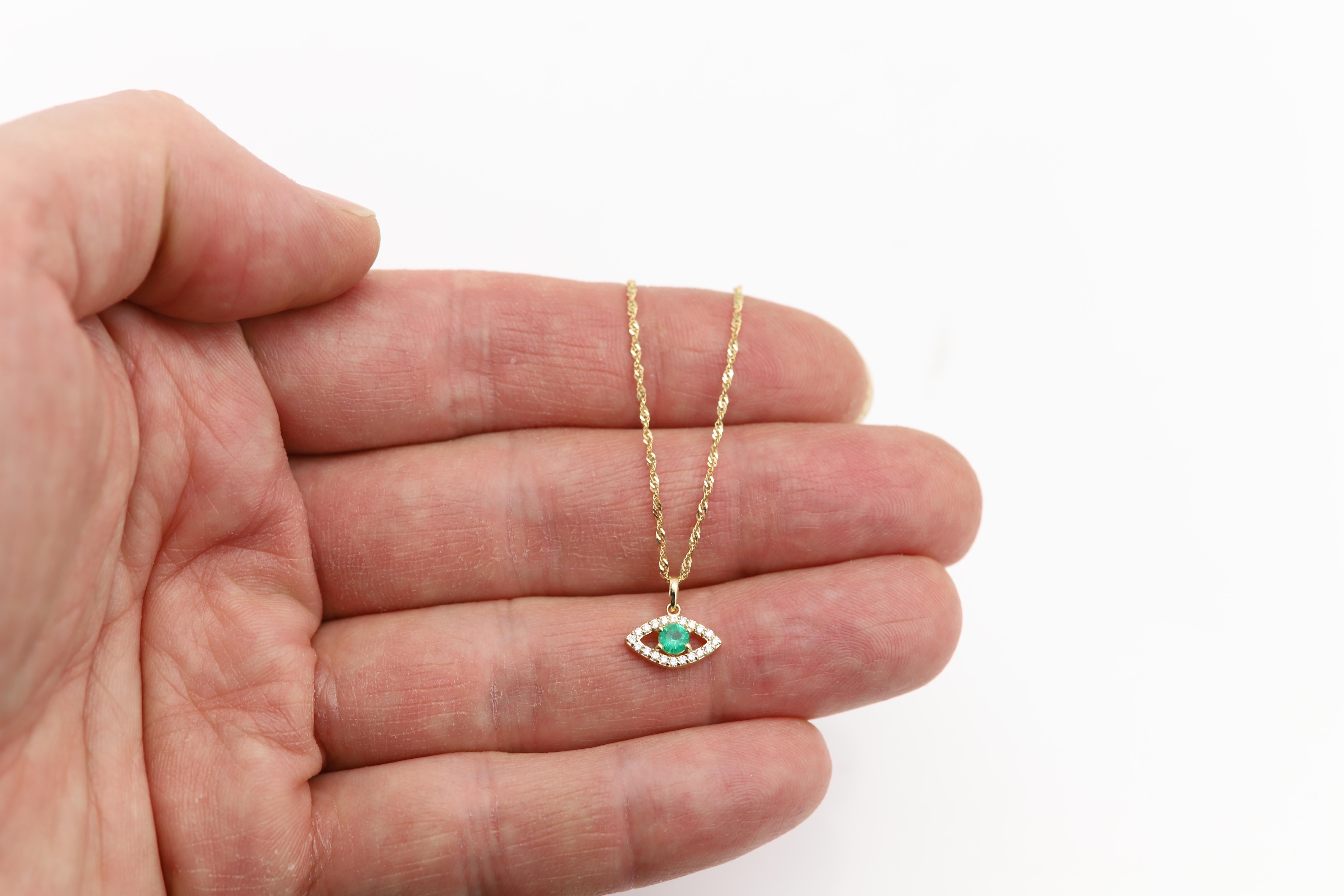Mini-Diamant Evil Eye 14 Karat Gelbgold mit natürlichem grünem Smaragd in der Mitte im Angebot 3