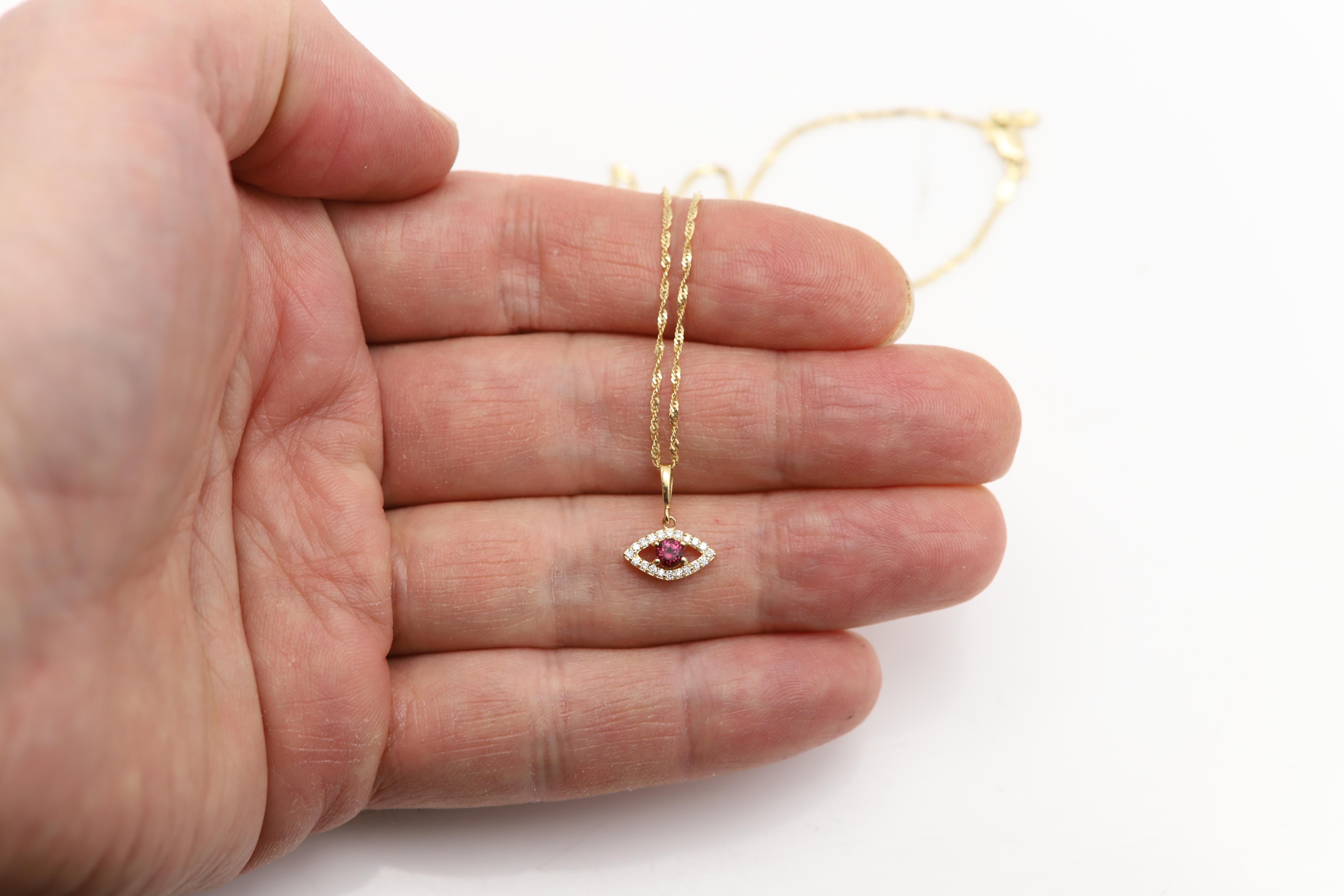 Mini Diamante Mal de Ojo Oro Amarillo 14 Kilates con Centro Rodolita Natural en venta 4