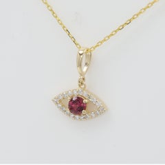 Mini diamante Evil Eye in oro giallo 14 carati con rodolite naturale centrale