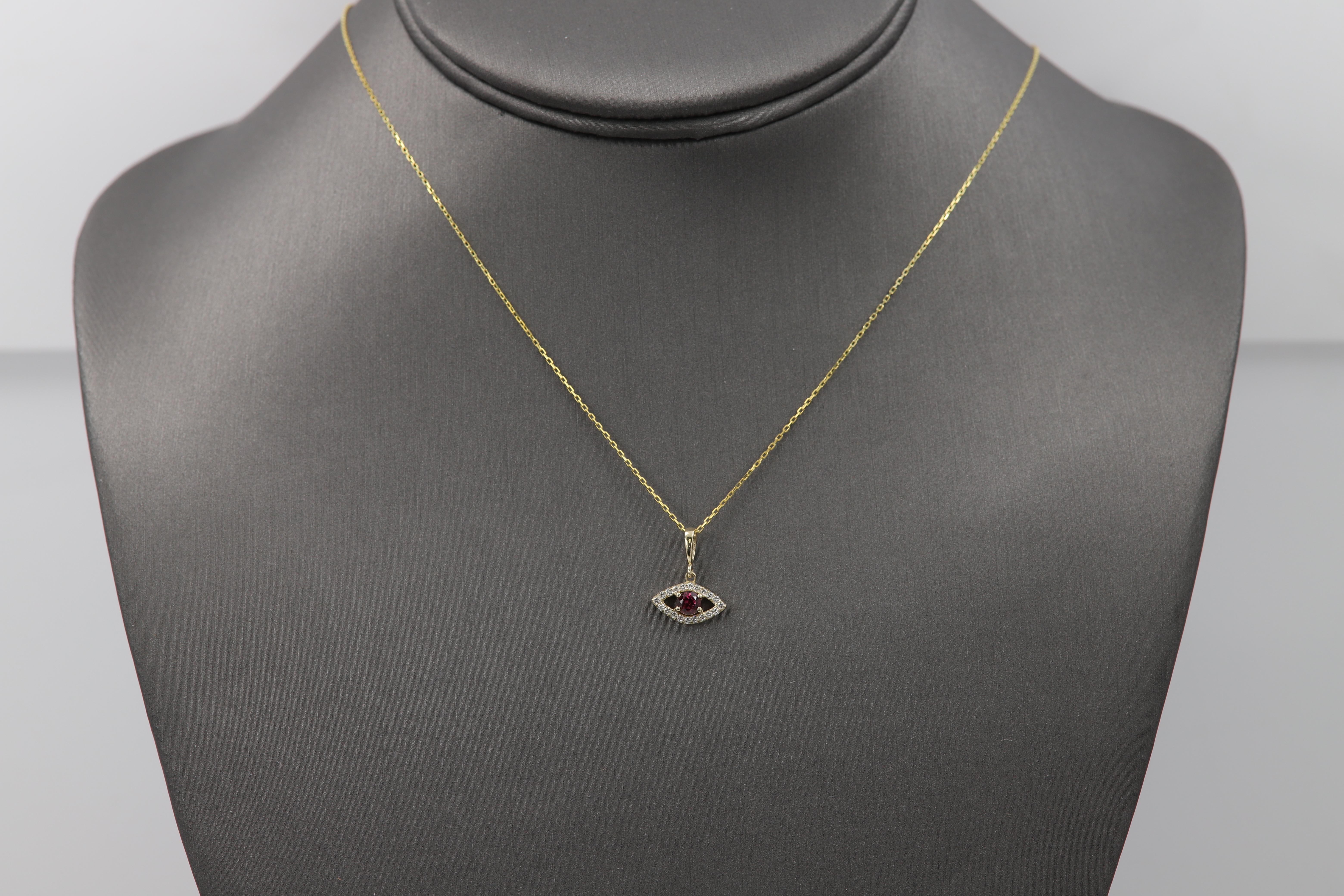 Taille ronde Mini œil maléfique en or jaune 14 carats avec rhodolite naturelle au centre en vente