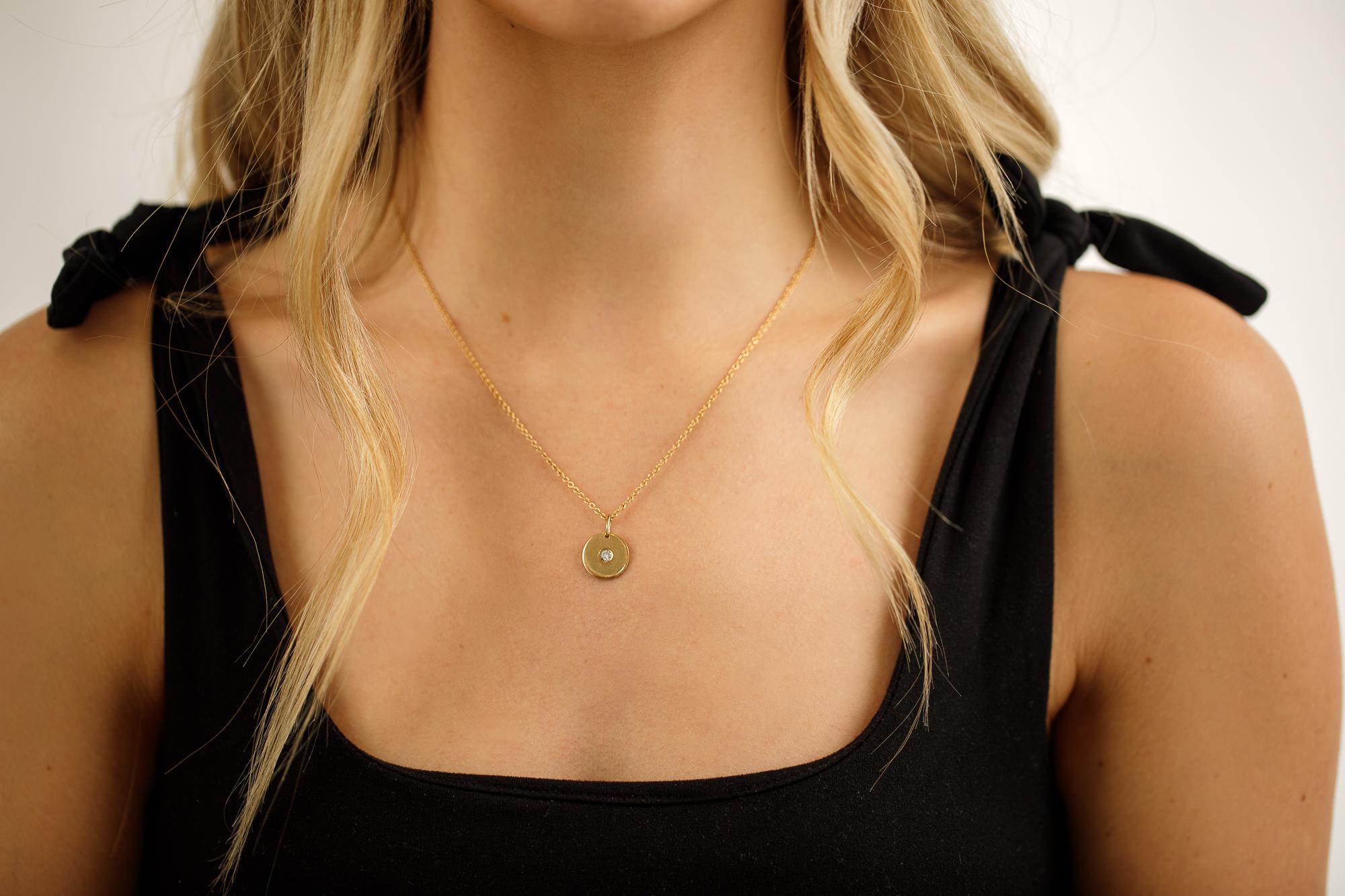 Taille brillant Collier disque en or avec diamants en vente