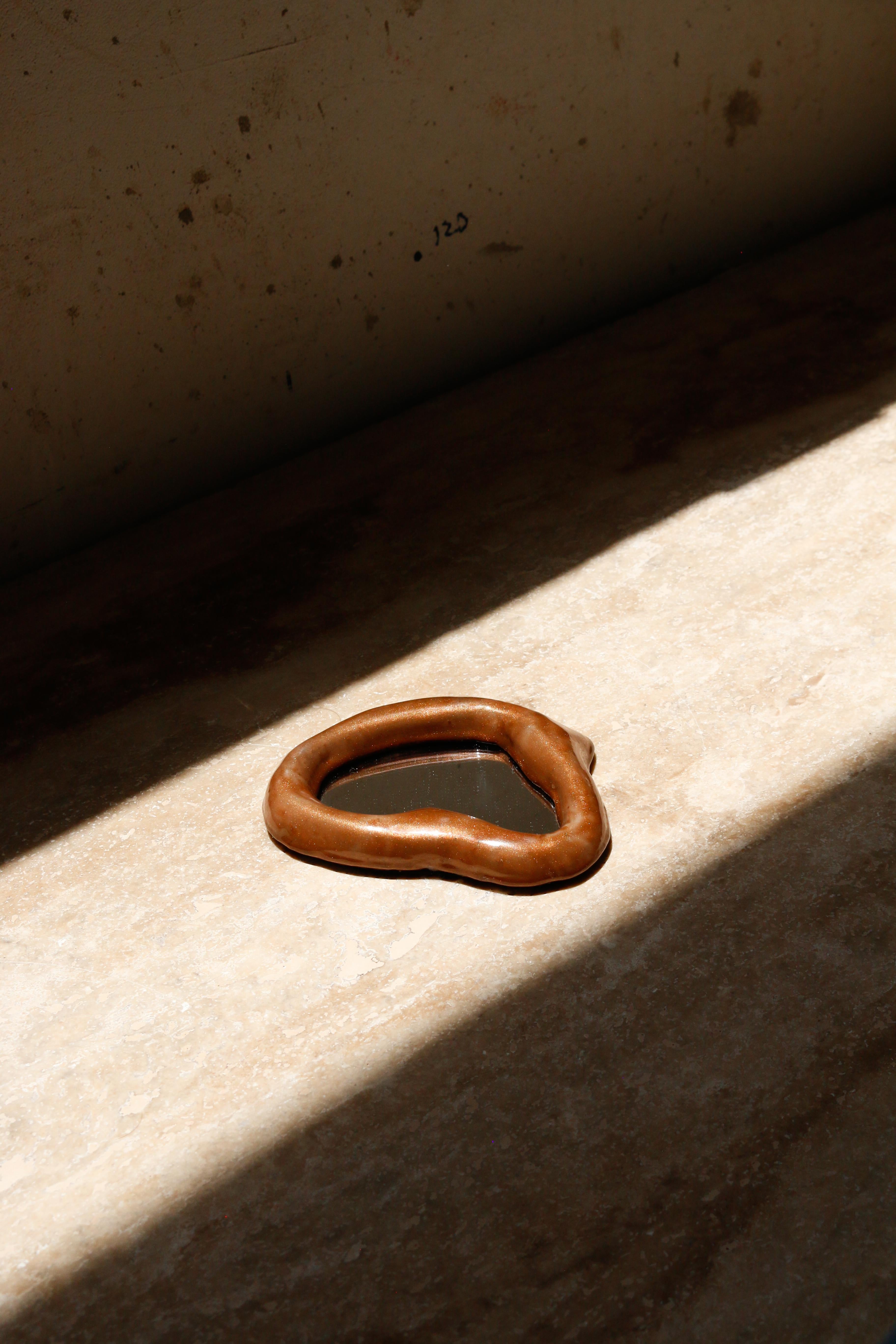 Ti presentiamo il Mini Specchio ECHOE: un capolavoro chic, scolpito a mano e realizzato in un esclusivo composito di resina e pietra. Ogni specchio ha una cornice irregolare ed elegante ed è disponibile in sei colori vivaci. Fusi e dipinti a mano,