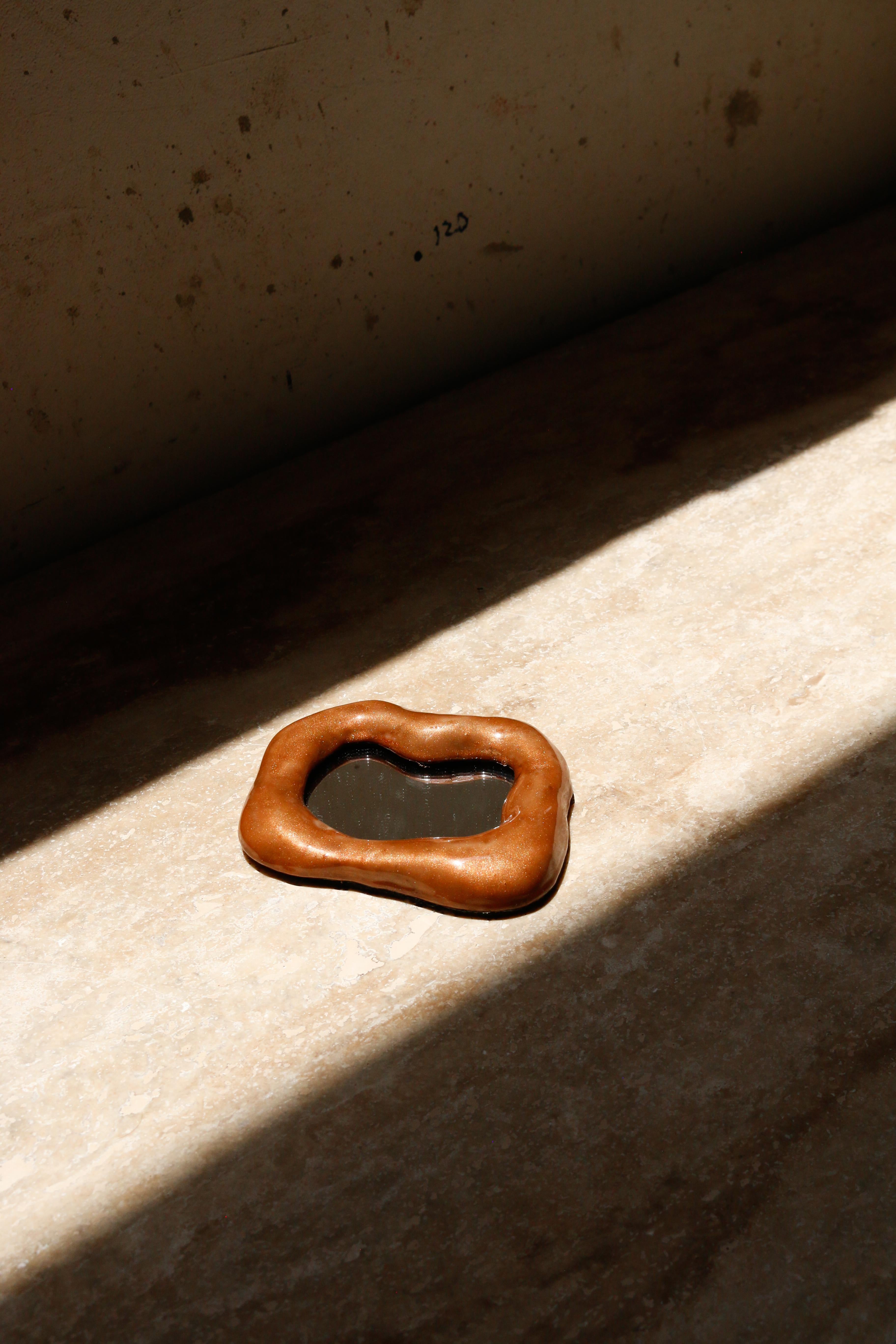 Ti presentiamo il Mini Specchio ECHOE: un capolavoro chic, scolpito a mano e realizzato in un esclusivo composito di resina e pietra. Ogni specchio ha una cornice irregolare ed elegante ed è disponibile in sei colori vivaci. Fusi e dipinti a mano,