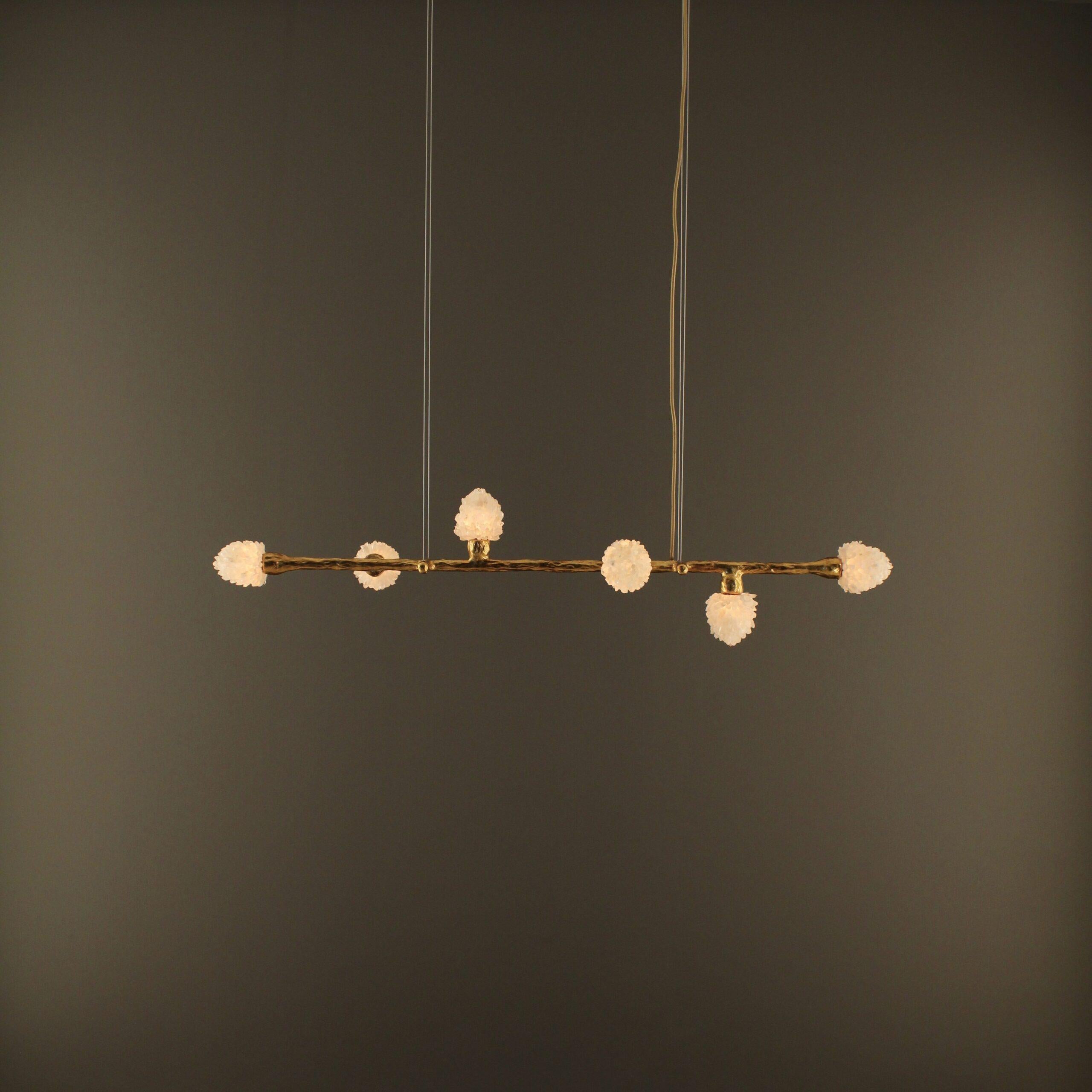 Mini lampada a sospensione Etruscan II con dettagli in quarzo bianco e patina oro di Aver
Dimensioni: D 25 x L 120 x H 25 cm.
Materiali: Vetro fumé, quarzo bianco e metallo.

Disponibile in diverse finiture. Tutte le nostre lampade possono essere