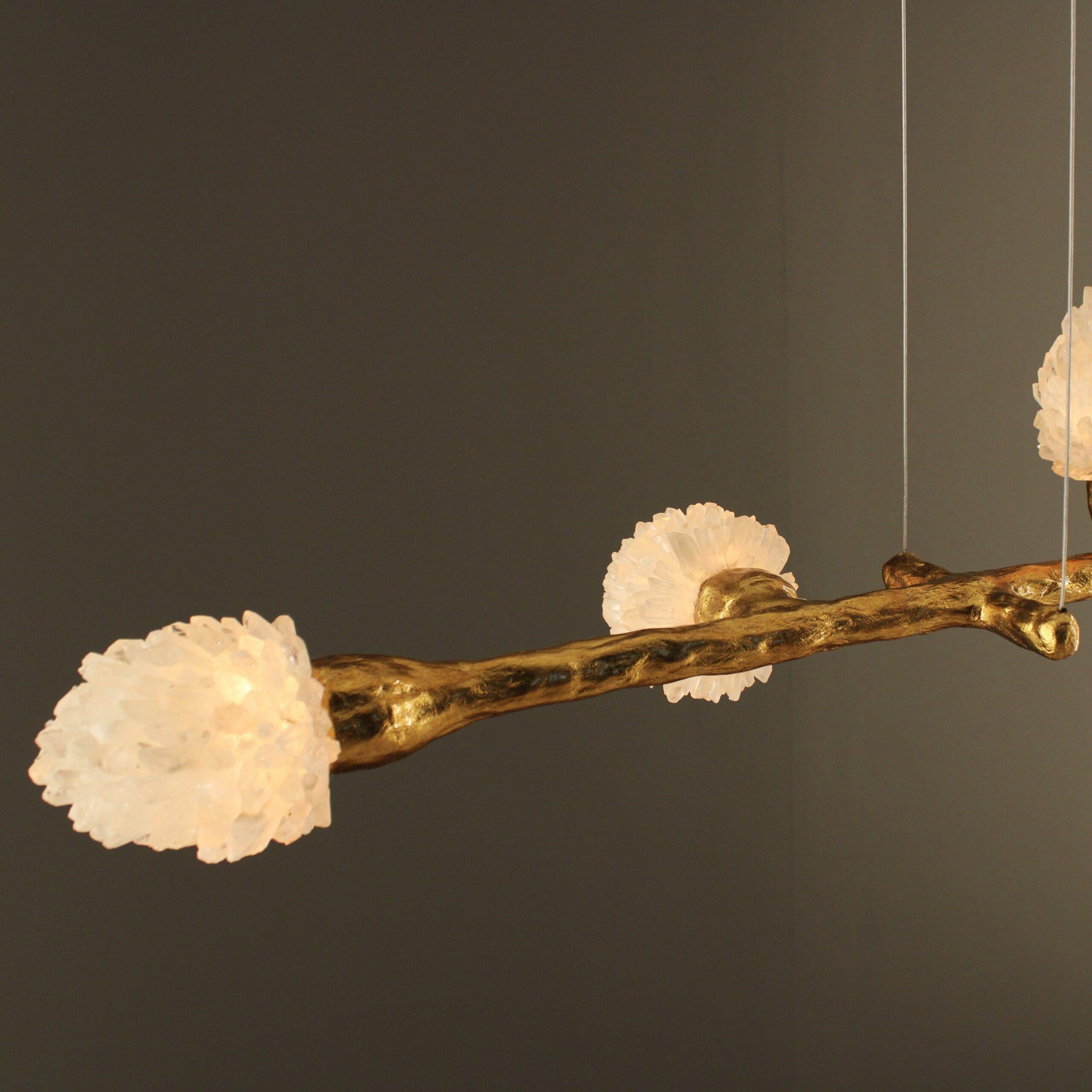 Art Déco Mini lampada a sospensione Etruscan II con dettagli in quarzo bianco e patina oro di Aver in vendita