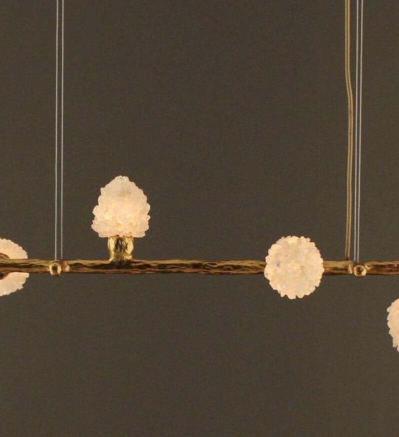 Brasiliano Mini lampada a sospensione Etruscan II con dettagli in quarzo bianco e patina oro di Aver in vendita