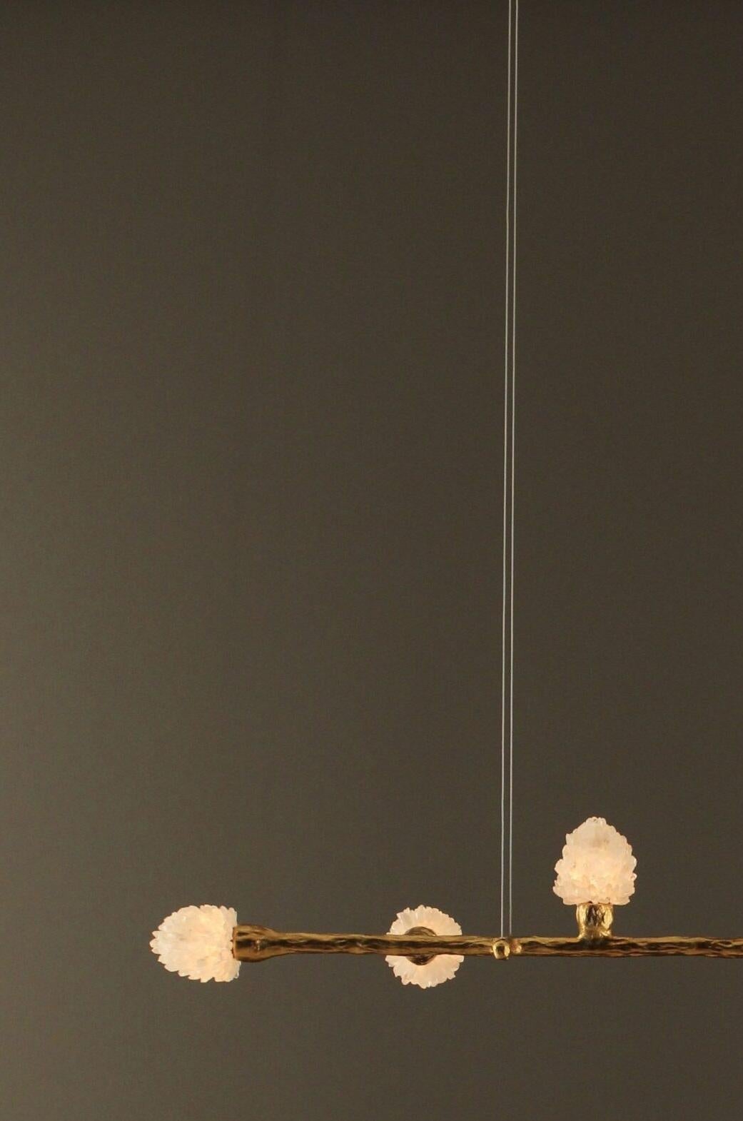 Mini lampada a sospensione Etruscan II con dettagli in quarzo bianco e patina oro di Aver In condizioni Nuovo in vendita a Geneve, CH