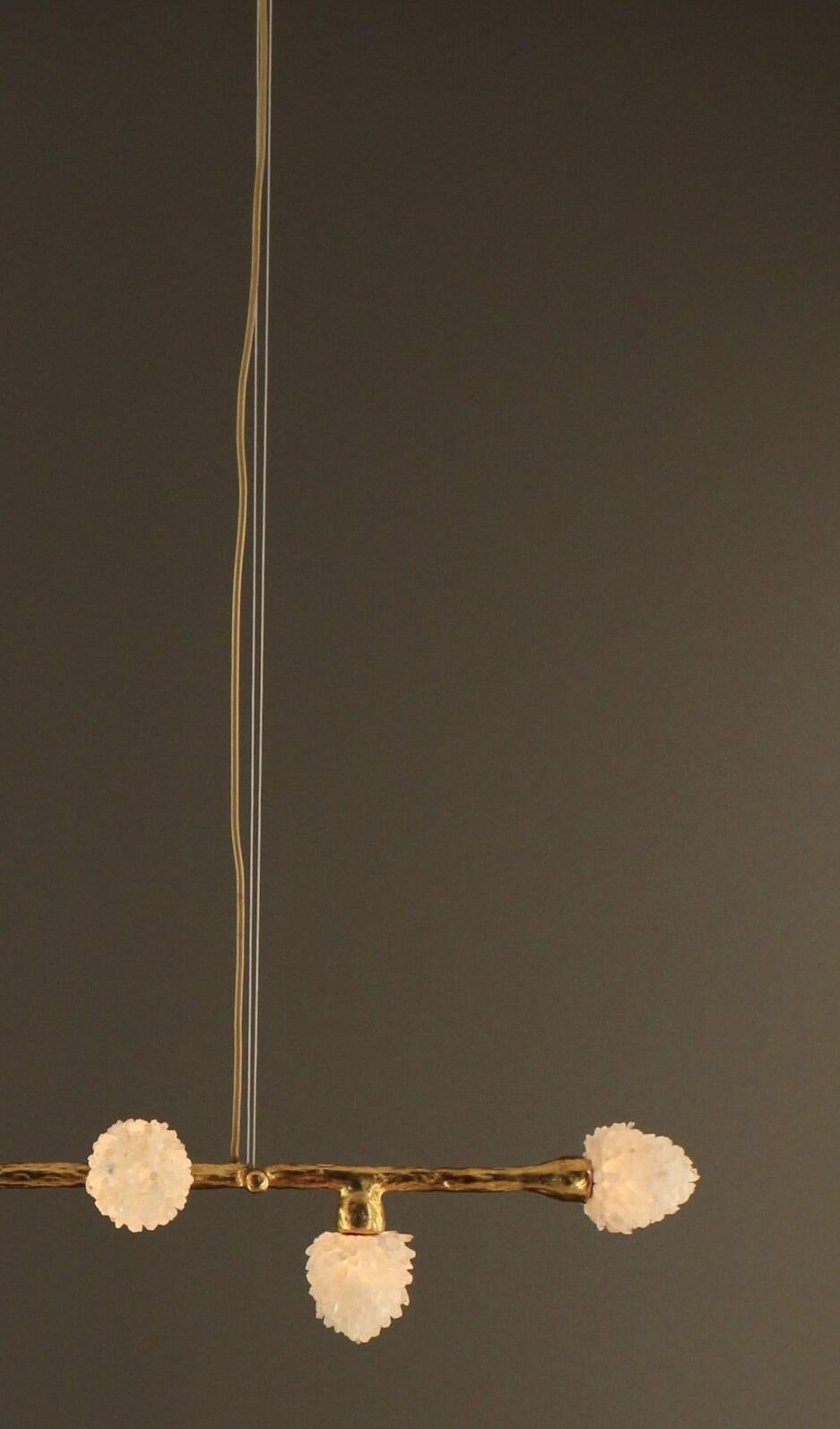 XXI secolo e contemporaneo Mini lampada a sospensione Etruscan II con dettagli in quarzo bianco e patina oro di Aver in vendita