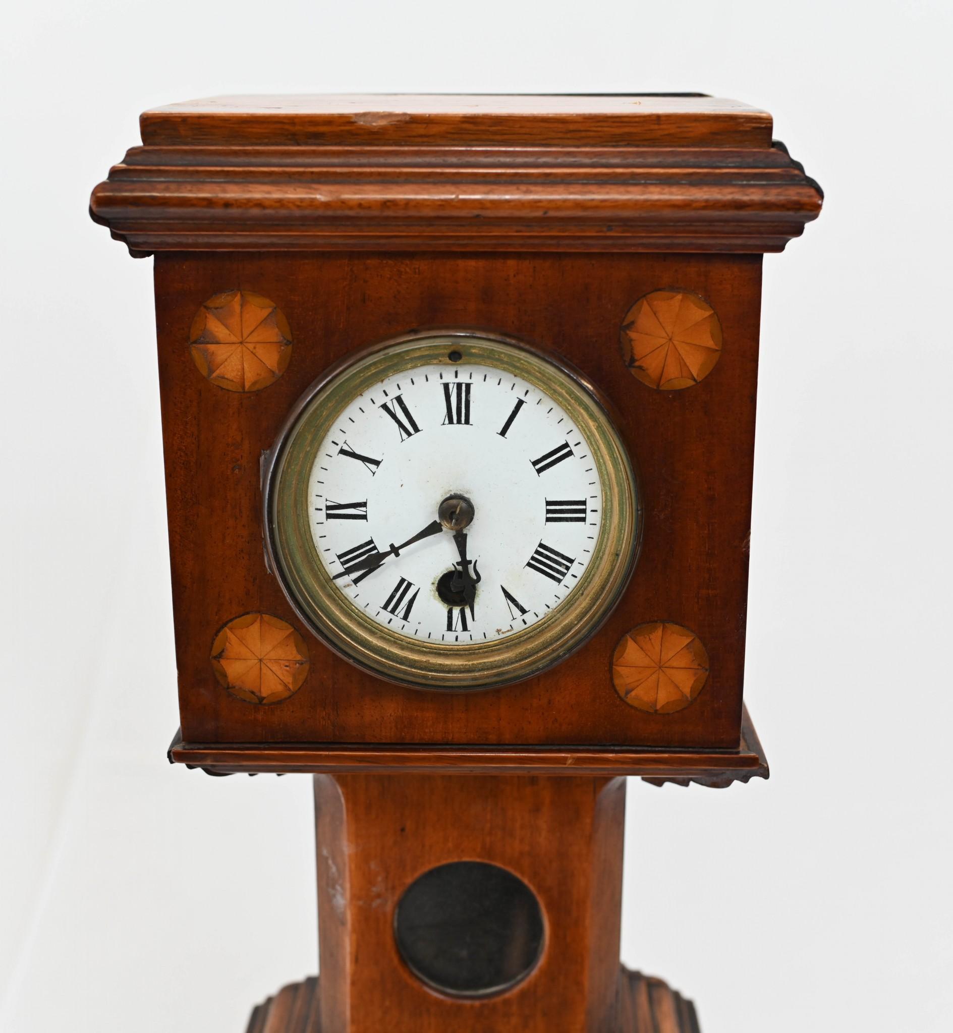 Mini orologio a pendolo in mogano Sheraton intarsiato 1930 in vendita 8