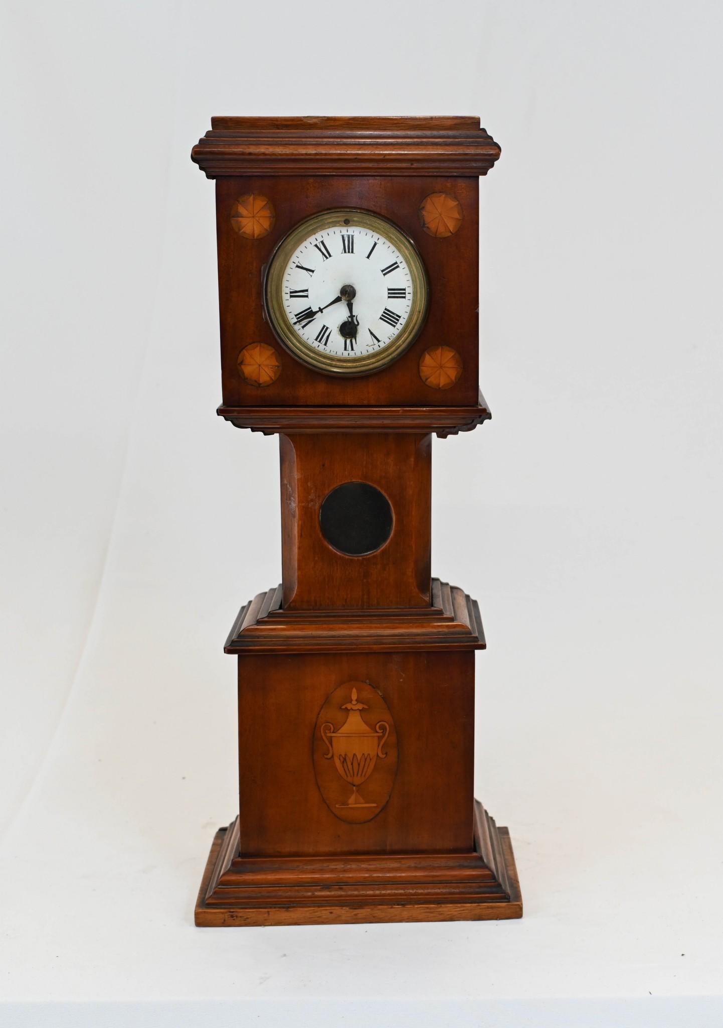 Mini orologio a pendolo in mogano Sheraton intarsiato 1930 in vendita 9