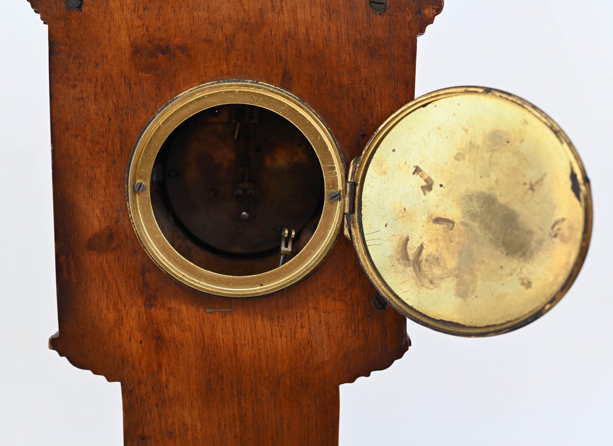 Un simpatico mini-orologio a pendolo che misura 19 pollici di altezza (49 CM).
Molto ben realizzato in mogano con intarsi in legno di raso alla maniera di Sheraton.
L'orologio è perfettamente funzionante
Grande pezzo da collezione datato circa