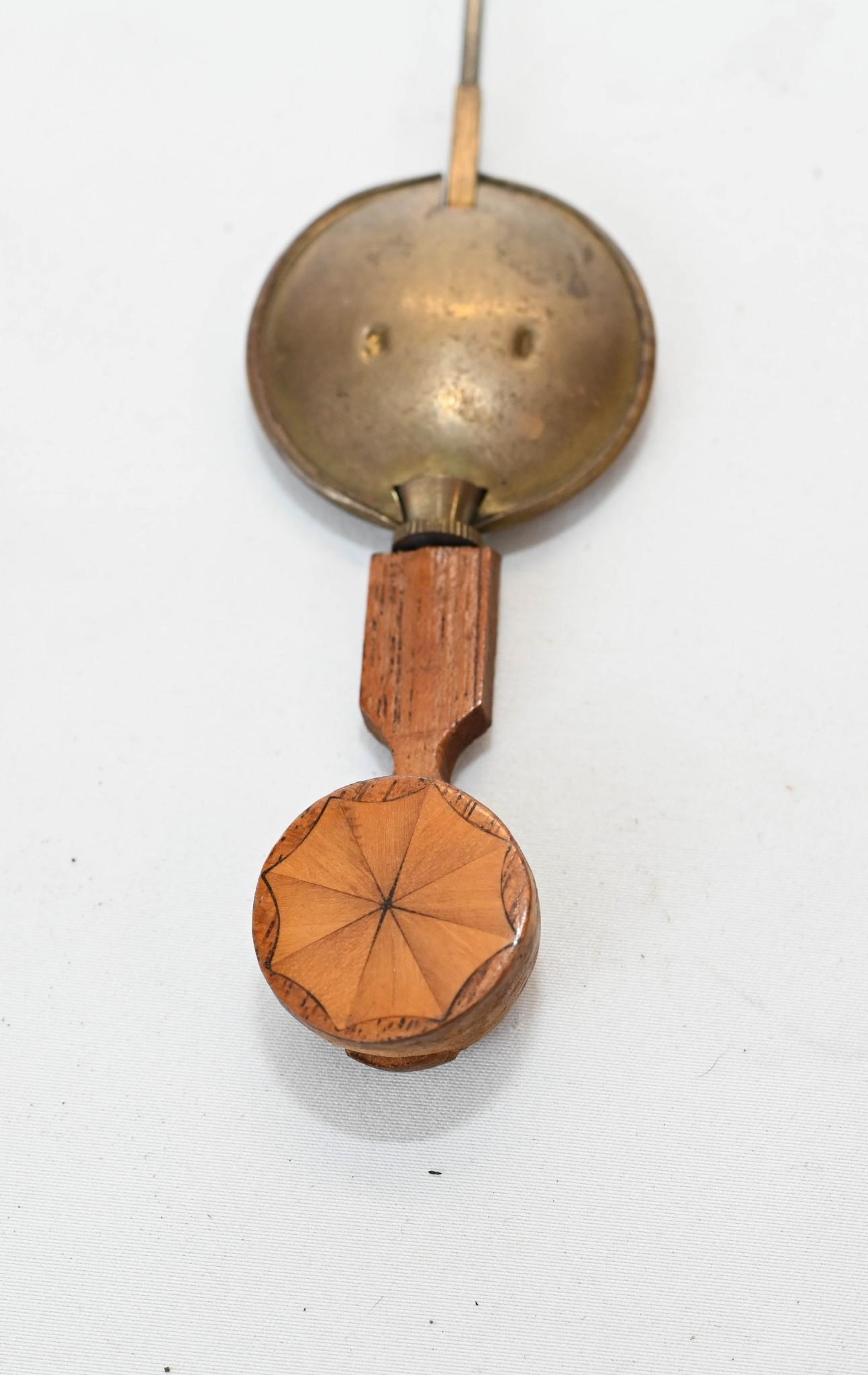 Legno Mini orologio a pendolo in mogano Sheraton intarsiato 1930 in vendita