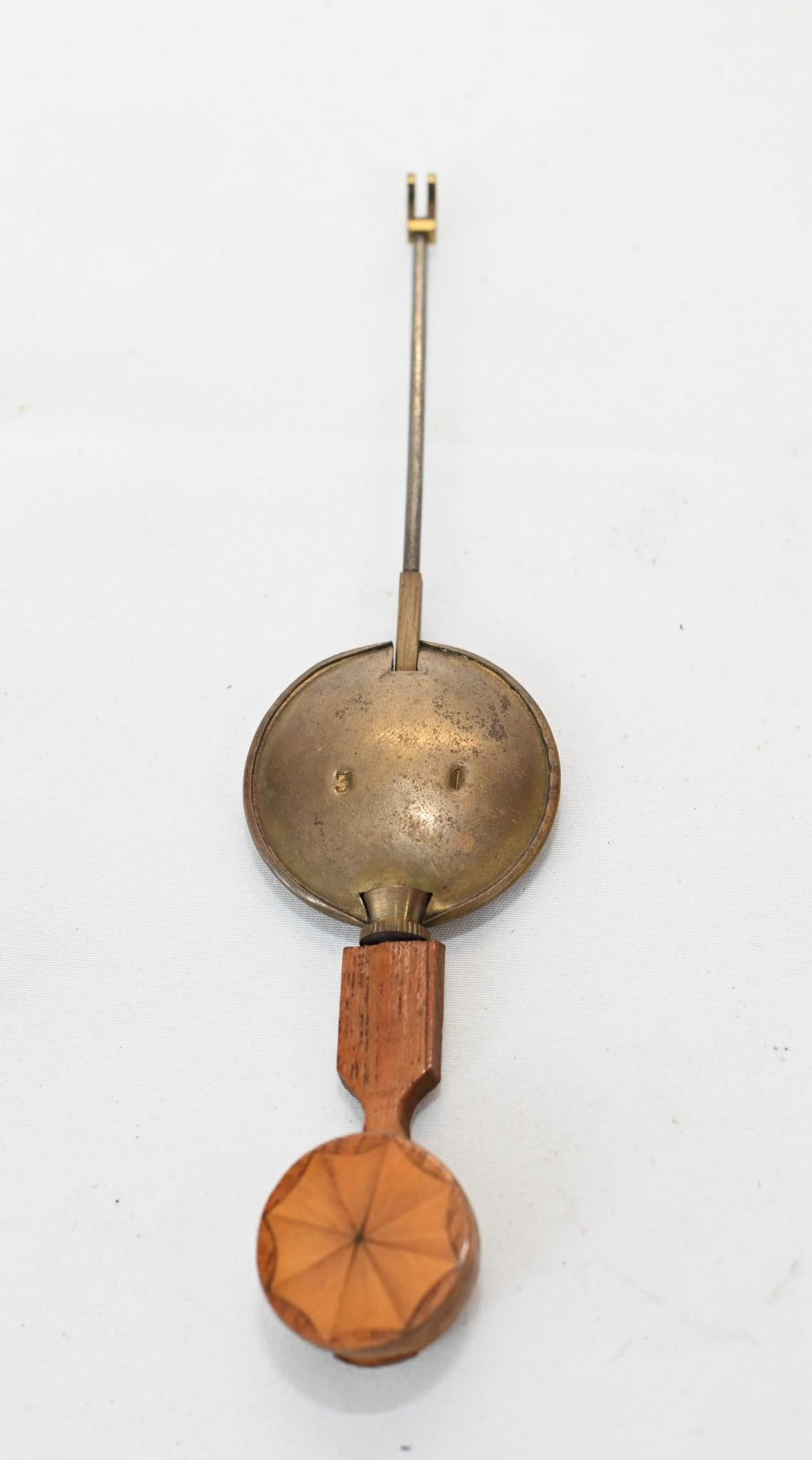 Mini orologio a pendolo in mogano Sheraton intarsiato 1930 in vendita 1