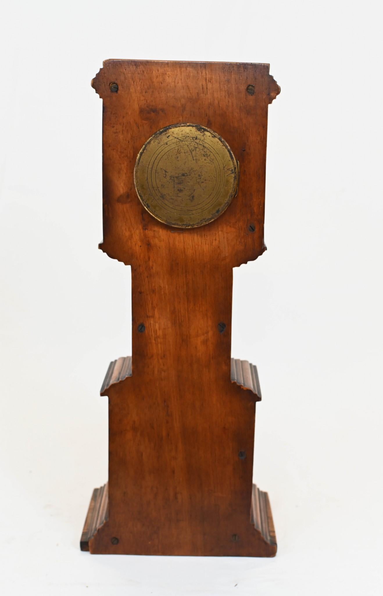 Mini orologio a pendolo in mogano Sheraton intarsiato 1930 in vendita 2