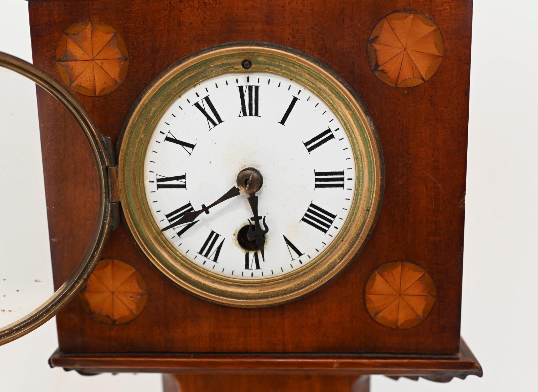 Mini orologio a pendolo in mogano Sheraton intarsiato 1930 in vendita 3