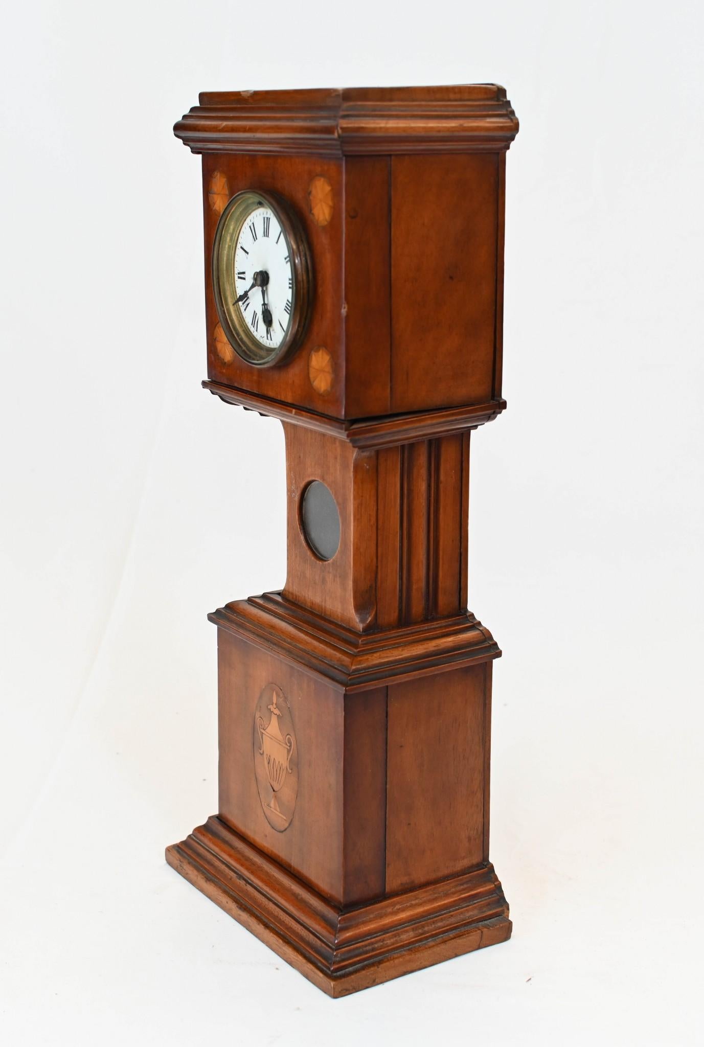 Mini orologio a pendolo in mogano Sheraton intarsiato 1930 in vendita 4