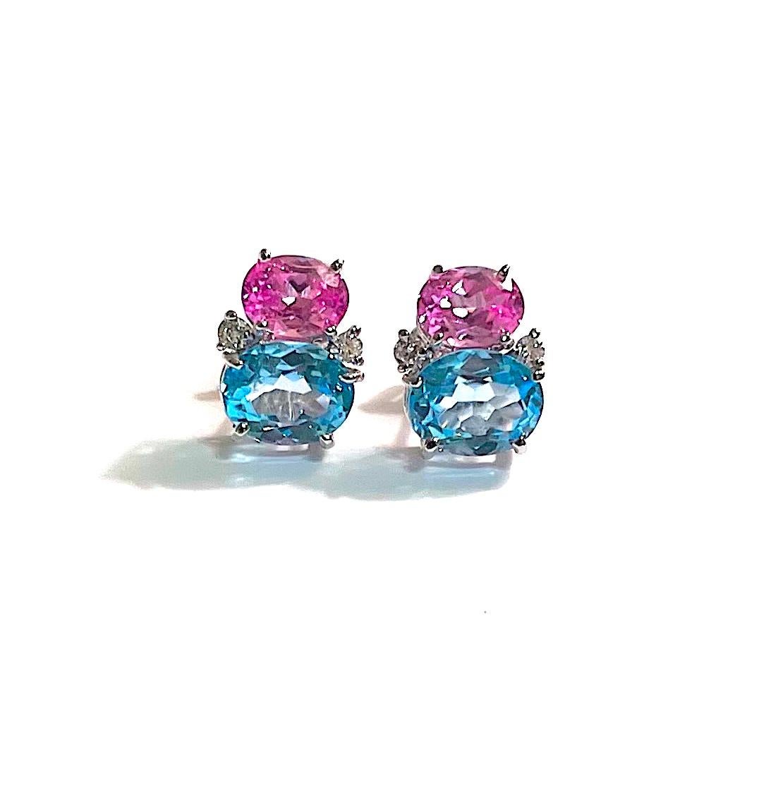 Mini GUM DROP-Ohrringe aus 18 Karat Weißgold mit facettiertem rosa Topas (je ca. 2 Karat), facettiertem blauem Topas (je ca. 3 Karat) und 4 Diamanten mit einem Gewicht von ~ 0,20 Karat.  

Spezifikationen: Höhe: 5/8