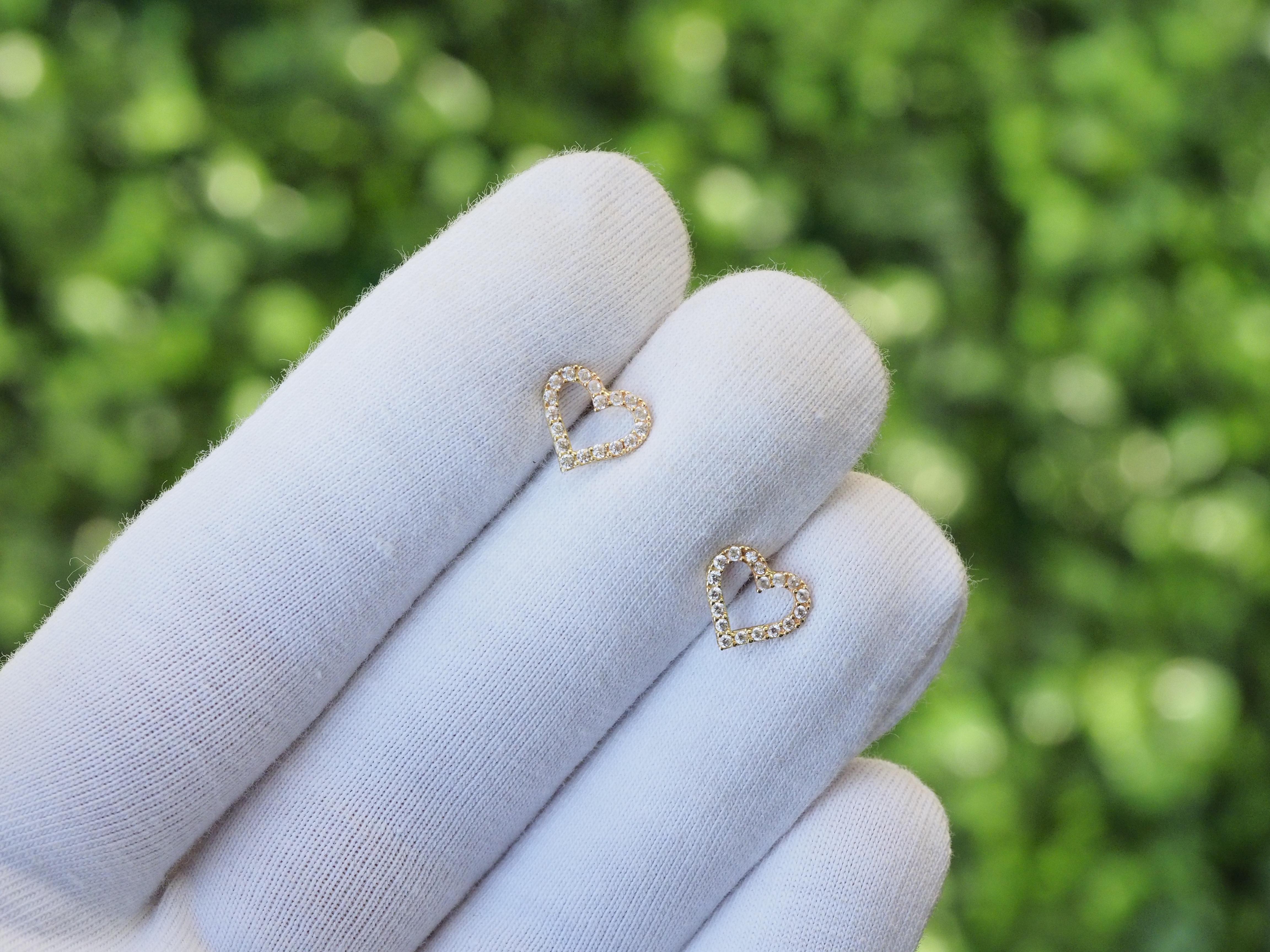 Mini heart-shaped stud earrings.  In New Condition For Sale In Istanbul, TR