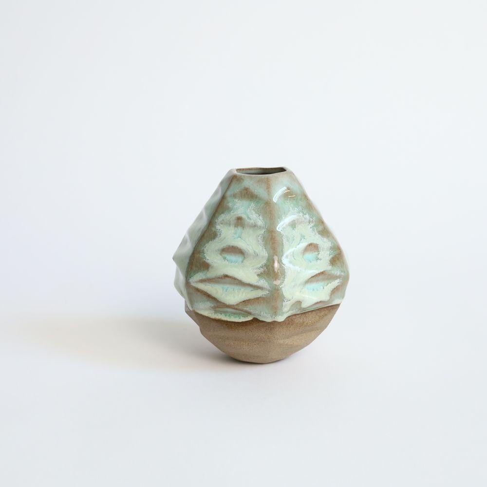 Mini Hex Patterned Vessel in Coral Green
Indulge in the sweet intricacy of our Mini Hex Patterned Vessel inspired by the juicy round shape of an apple! These beauties are a true testament to captivating patterns that occur naturally.
Crafted with