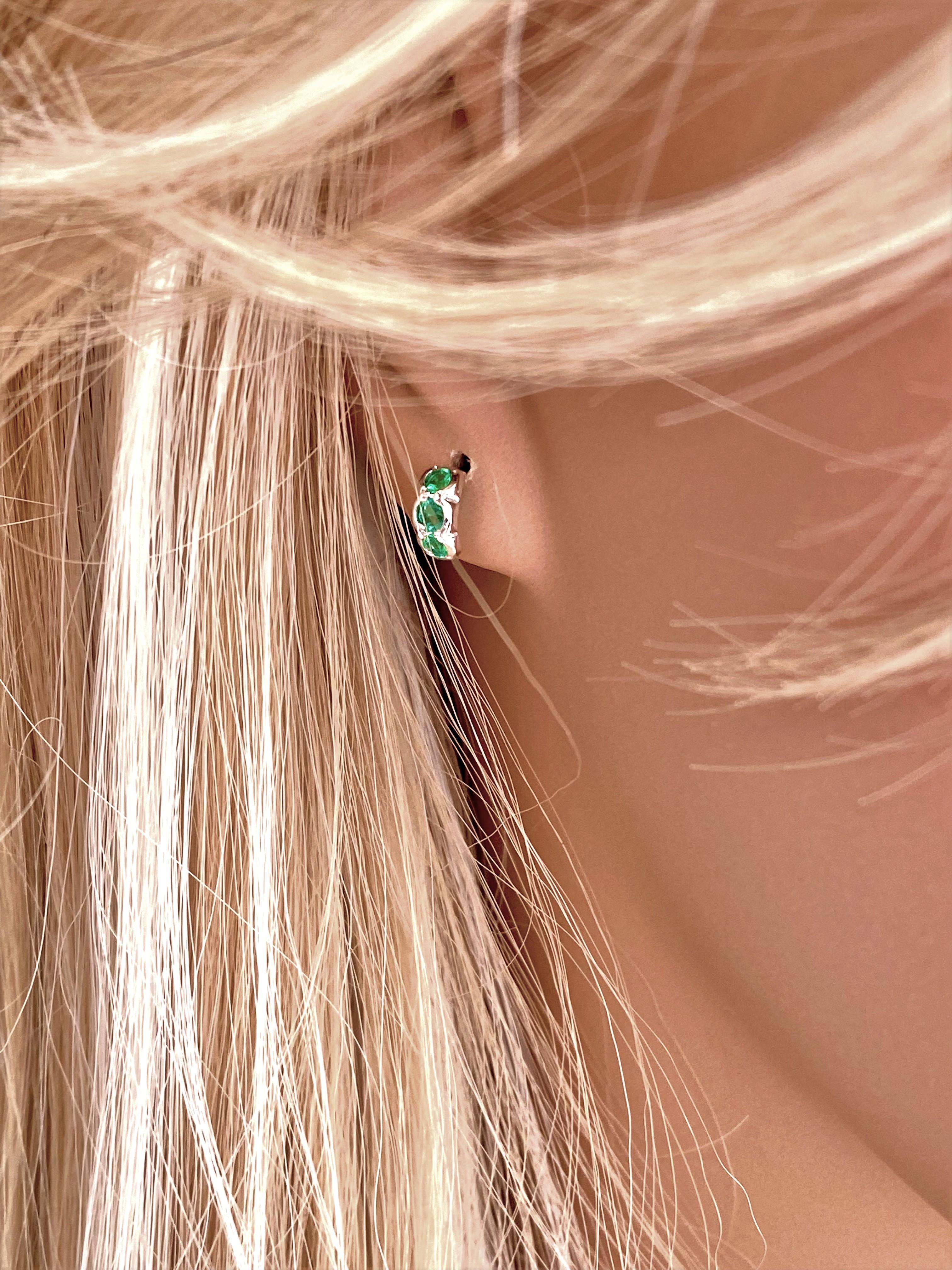 Mini Hoop Emerald White Gold Stud Earrings In New Condition In New York, NY