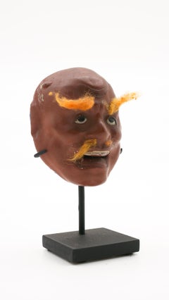 Mini masque japonais en papier mâché monté sur une base en métal peinte sur mesure