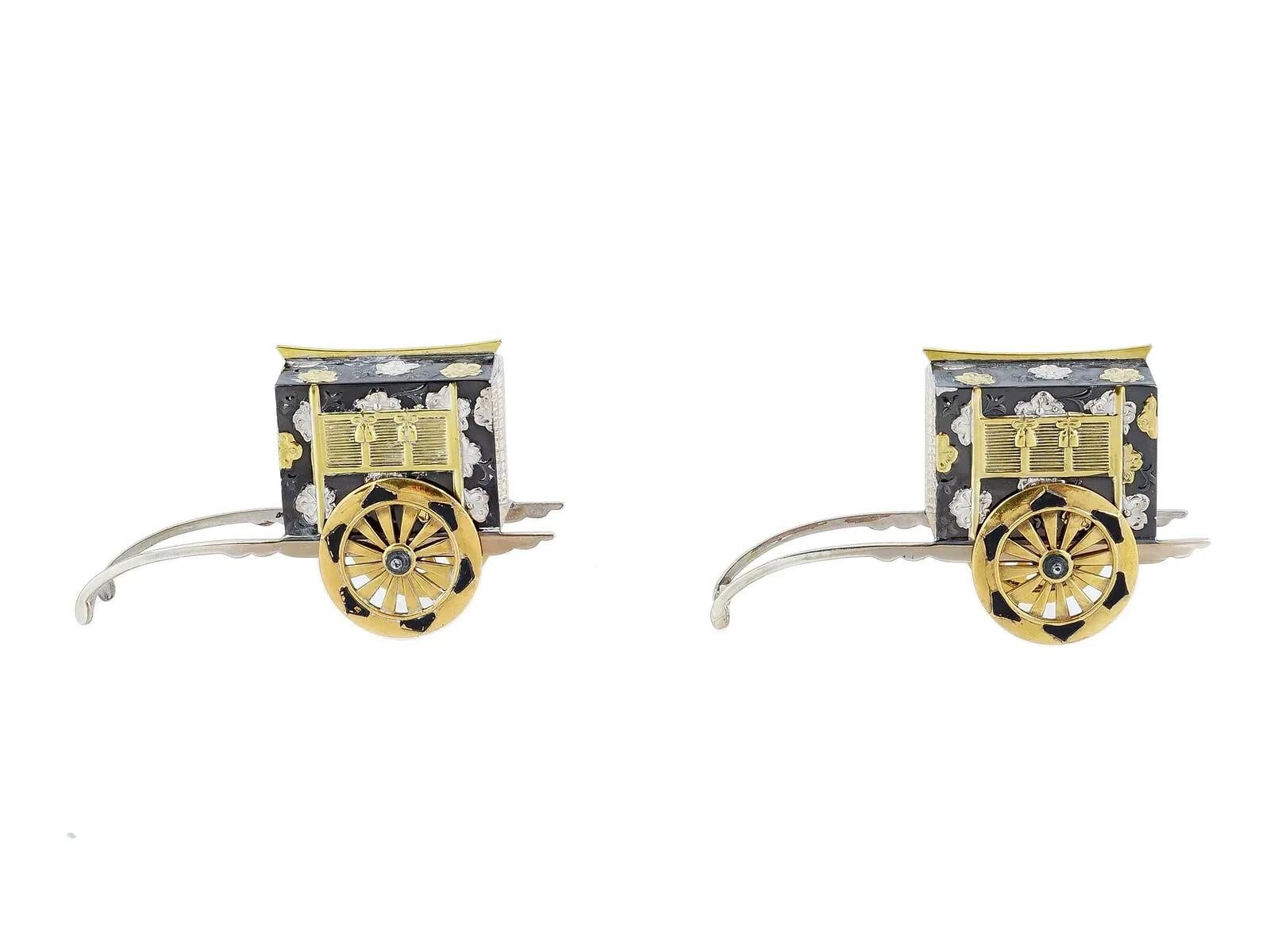 Un set in miniatura di sali e pepiere giapponesi in argento Sterling dal design scultoreo. Le stoviglie sono decorate con accenti dorati e ricoperte di smalto. I manufatti raffigurano carrozze o risciò trainati da cavalli. Marchio Giappone e marchio