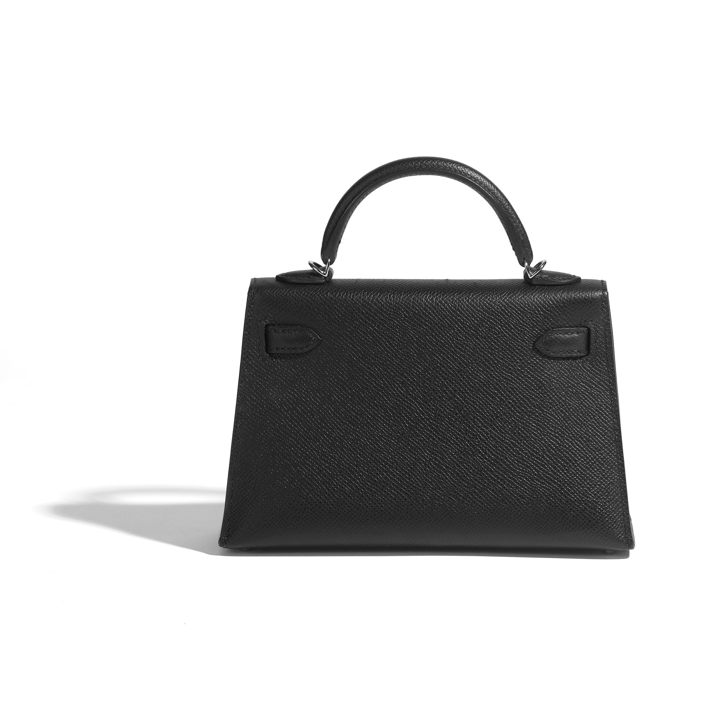 This is a beautiful example of a mini kelly 20 sellier. In the luxurious & popular epsom leather, this is a stamped-grain leather that is lightweight, durable and easily cared for. This gorgeous mini bag also comes with the detachable shoulder