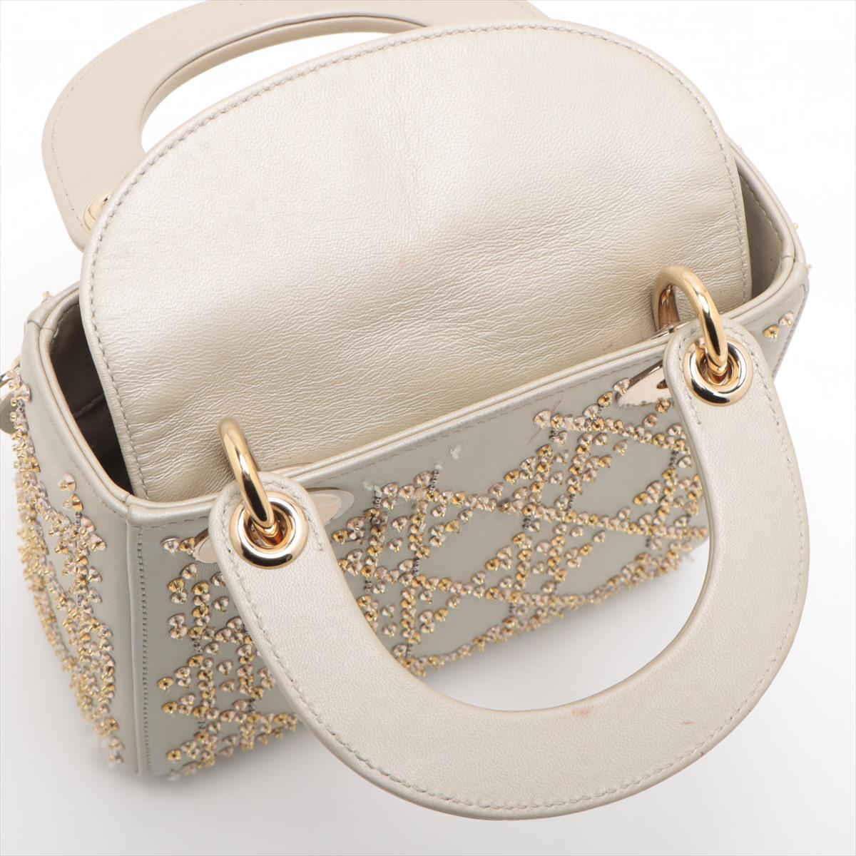 Mini sac Lady Dior platine métallisé en cuir d'agneau cannage avec broderie de perles en vente 5