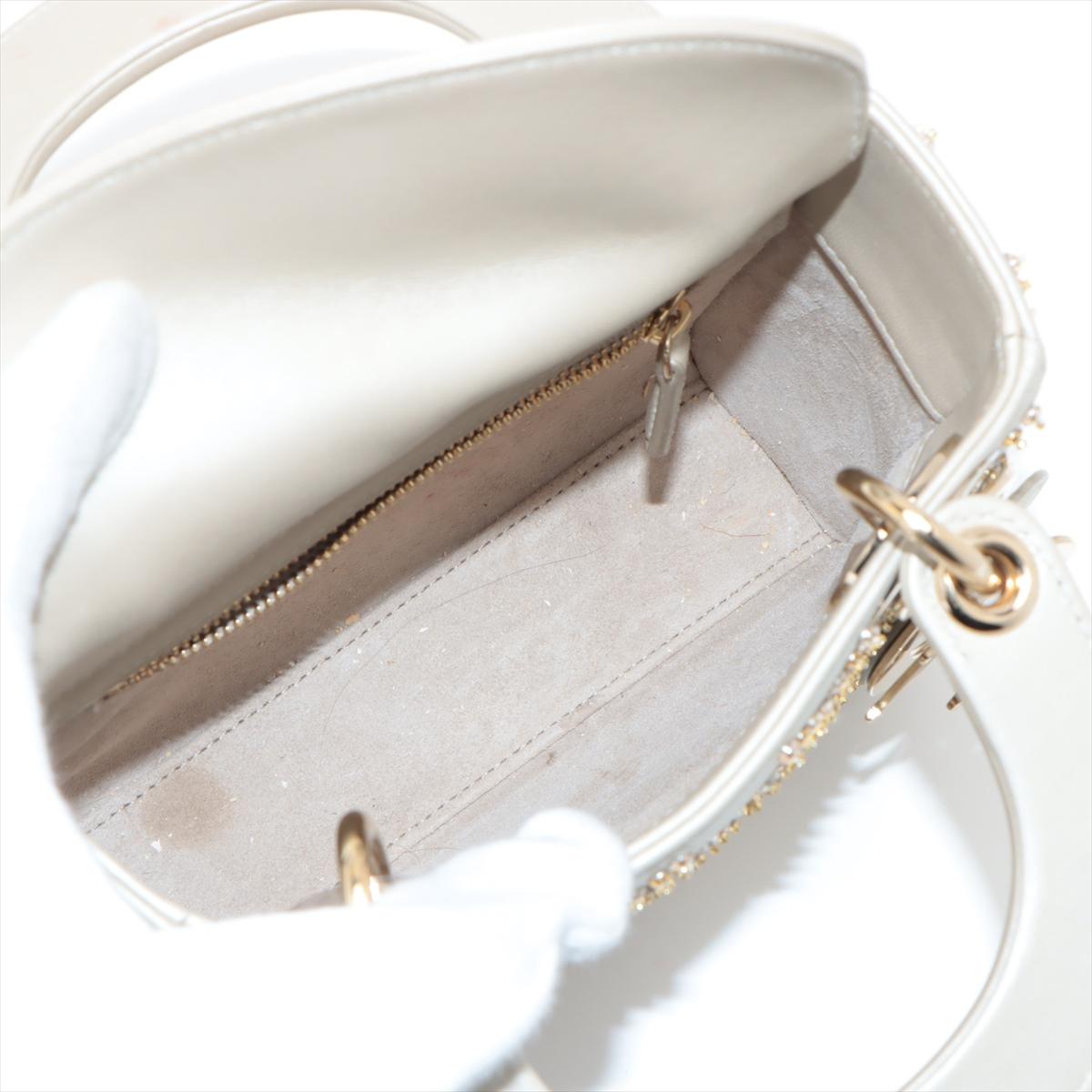 Mini sac Lady Dior platine métallisé en cuir d'agneau cannage avec broderie de perles en vente 7