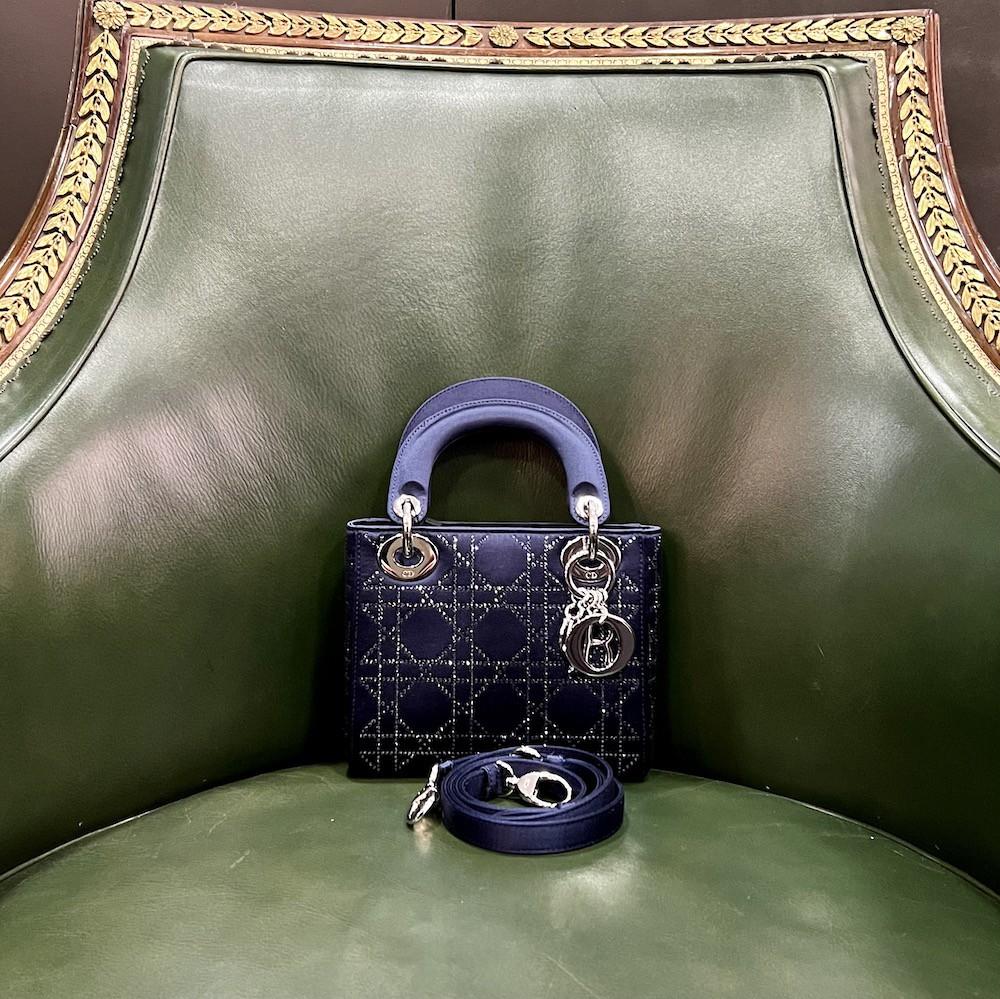Mini Lady Dior handbag in midnight blue satin fabric and rhinestone caning. The jewelry is in silver plate metal.
In very good condition.
Made in Italy.
Dimensions: 17 x 15 x 7cm
Shoulder strap: removable and adjustable from 105 cm to 115 cm
Serial
