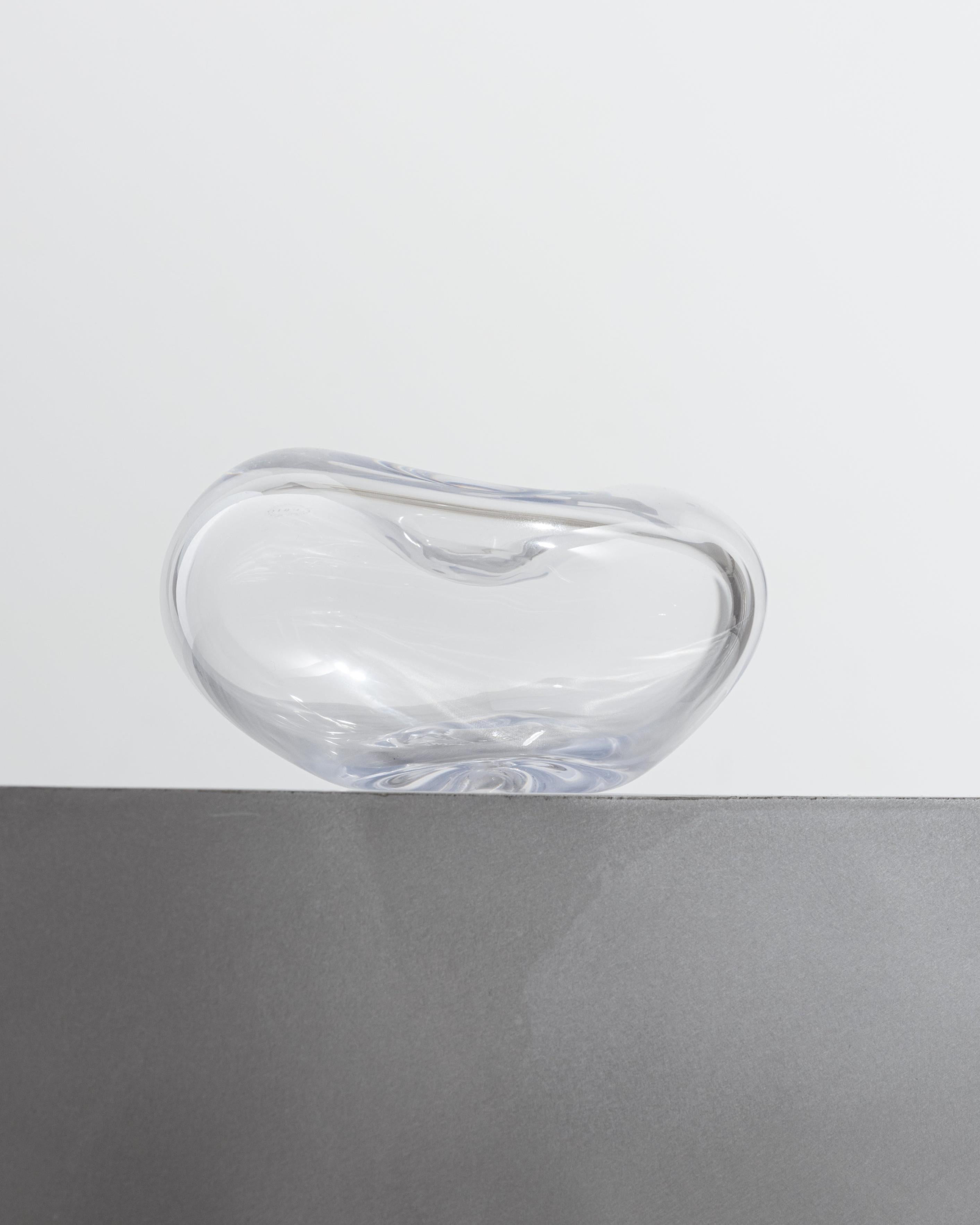 Die Lucky Bean ist ein modernes und verspieltes Wohnaccessoire, das durch seine organische Form besticht und auf einem Couchtisch oder Beistelltisch für Schlüssel und Kleinigkeiten ebenso gut zur Geltung kommt wie als alleinstehendes Kunstobjekt.