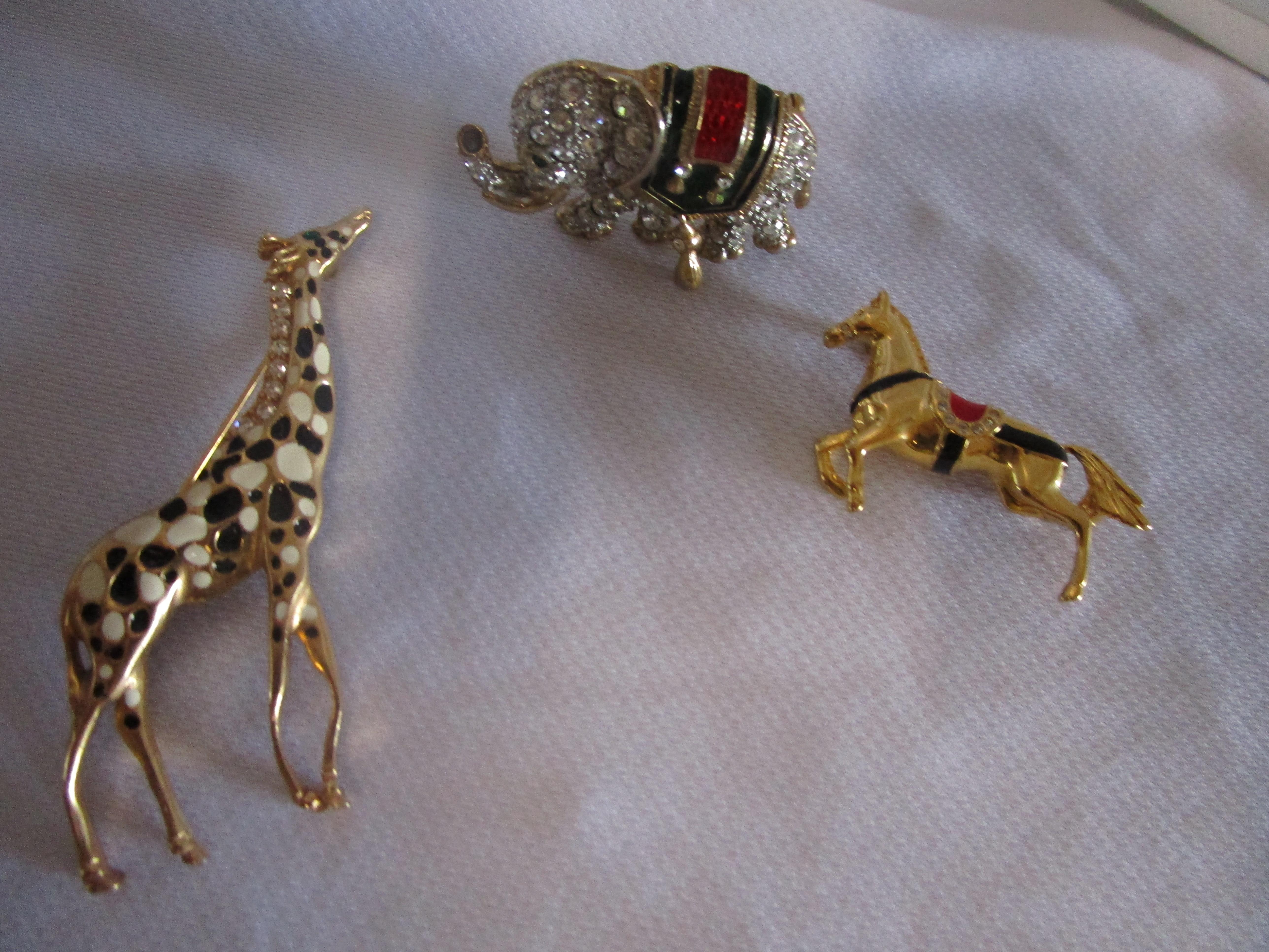 Mini Menagerie: Alfileres de disfraz de jirafa, elefante y caballo, esmalte y brillantes en venta 4