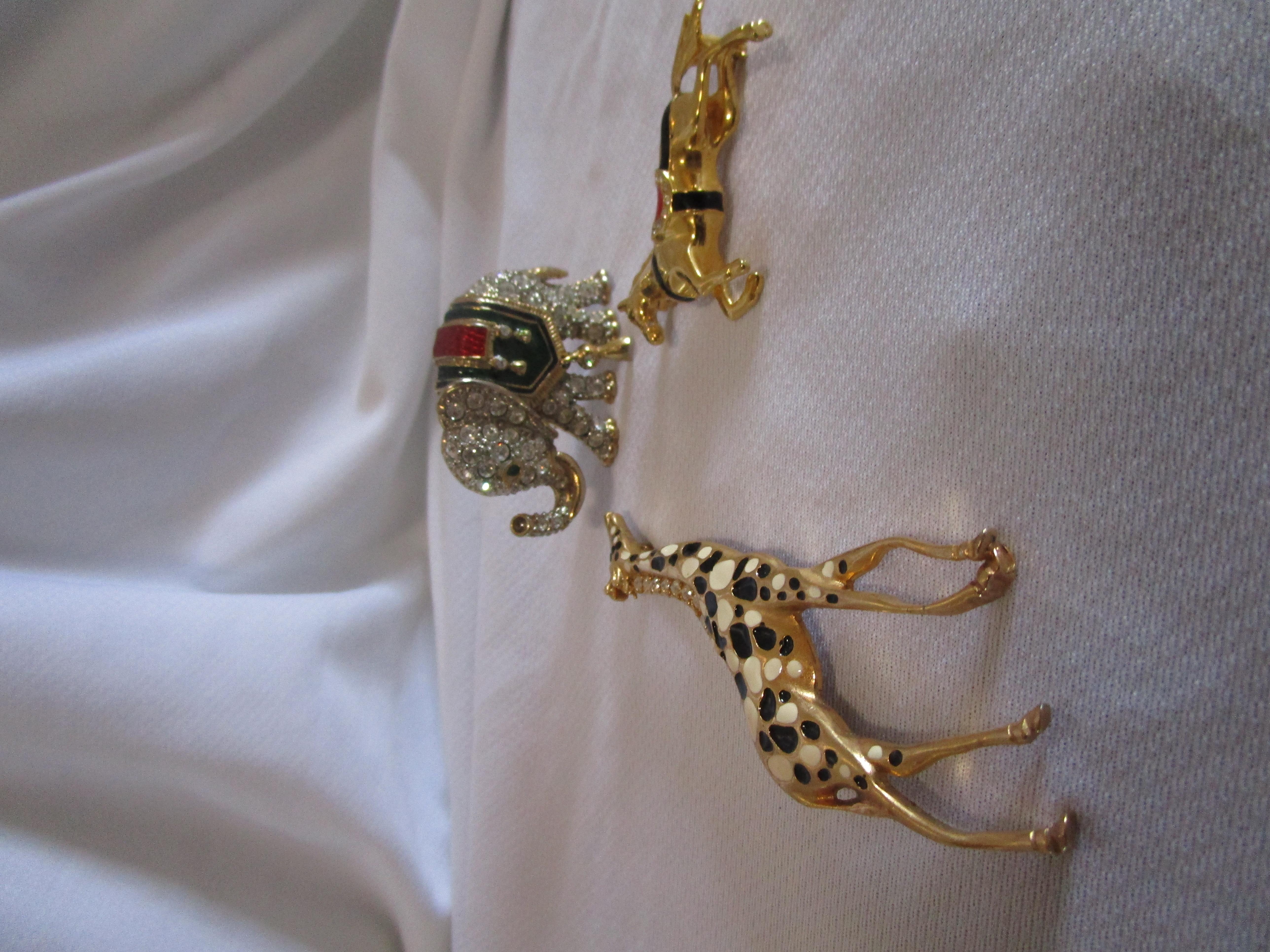 Mini Menagerie: Alfileres de disfraz de Jirafa, Elefante y Caballo
Encantadora mini colección de broches de época para disfraces, alrededor de los años 1970-1980. El grupo incluye una jirafa alta con manchas de esmalte negro y marfil y detalles de