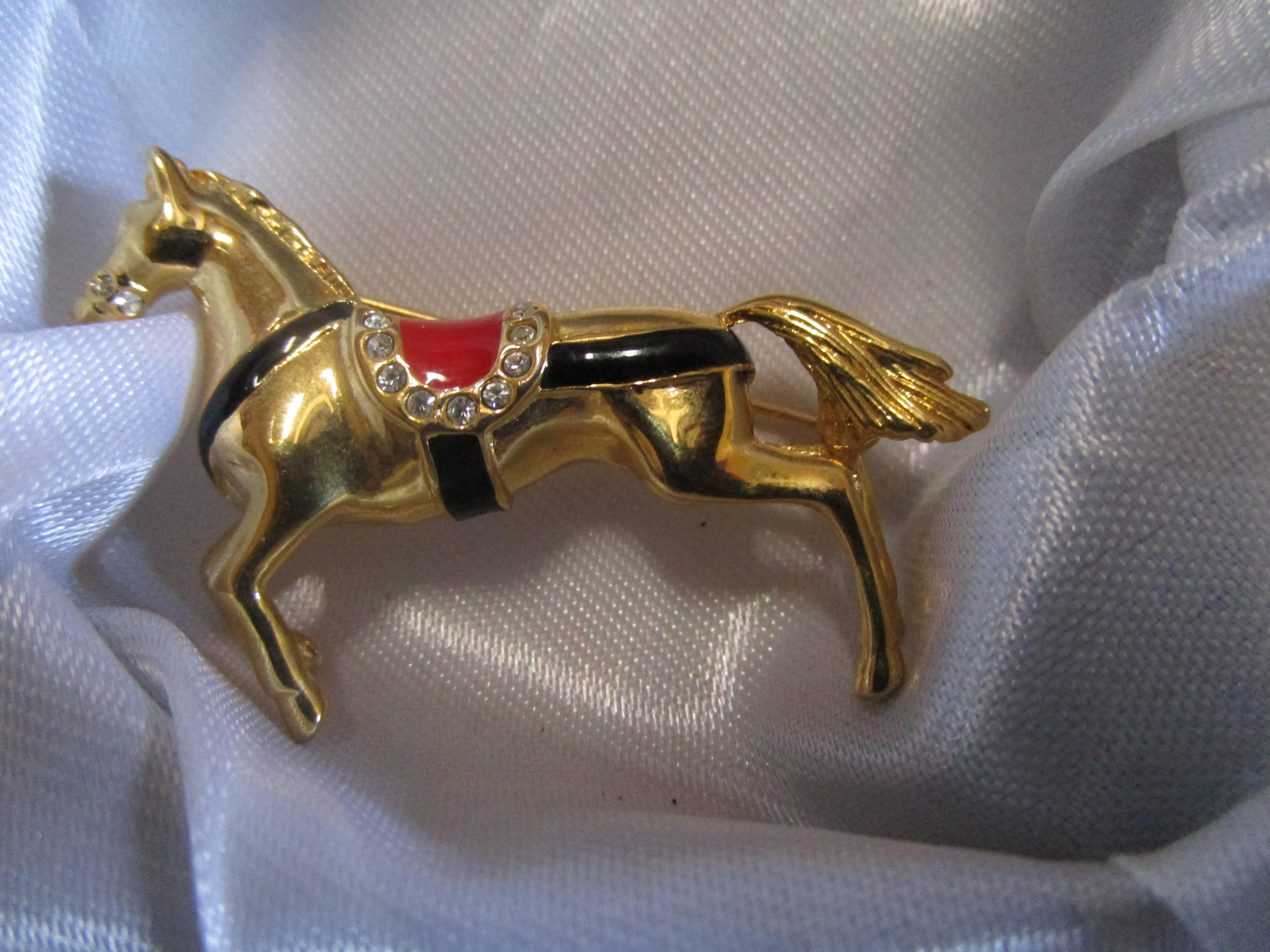 Mini Menagerie: Alfileres de disfraz de jirafa, elefante y caballo, esmalte y brillantes finales del siglo XX en venta