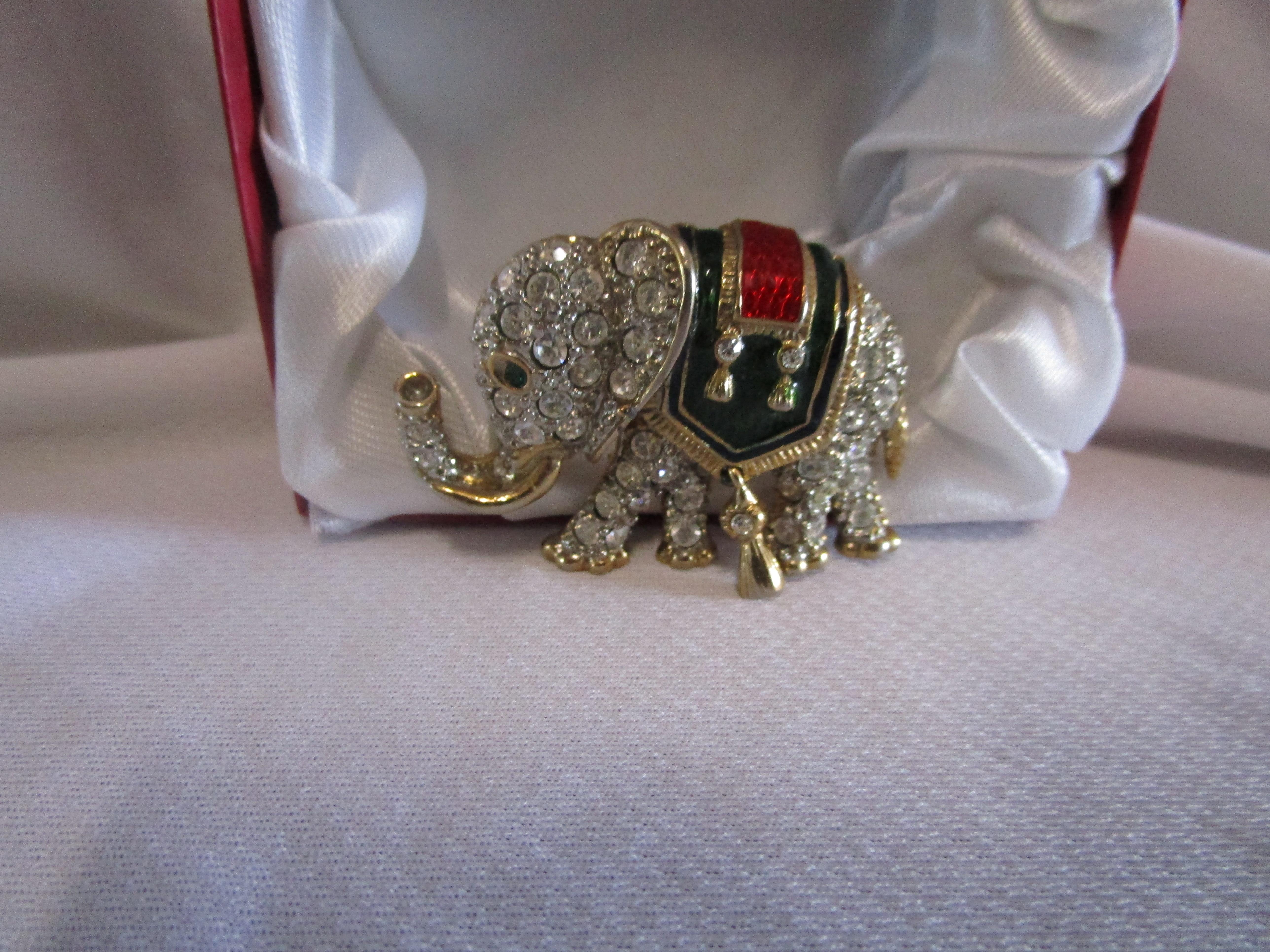 Mini Menagerie: Alfileres de disfraz de jirafa, elefante y caballo, esmalte y brillantes en venta 1