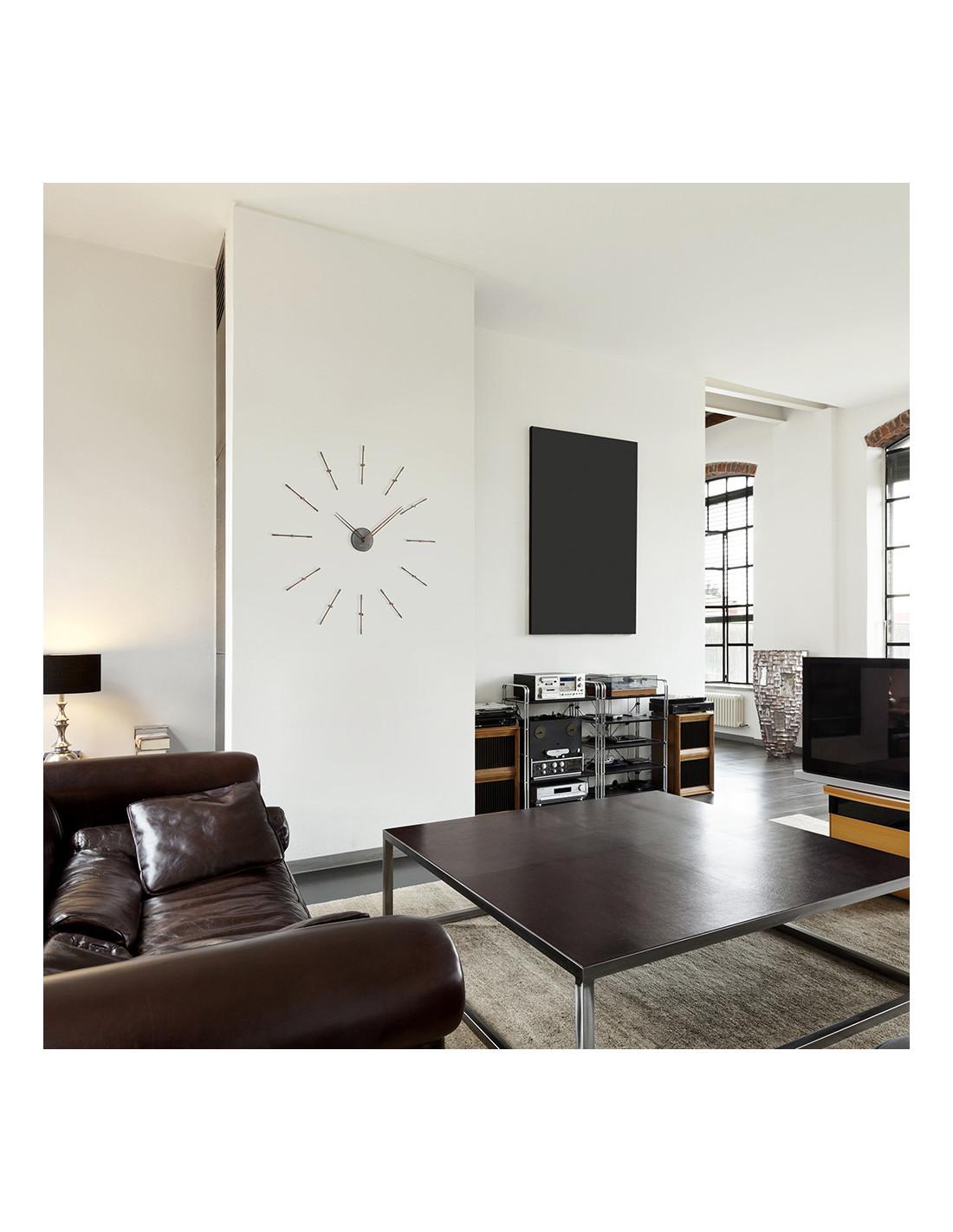 Simple, versatile, and sober clock. The elegance of this model lies in the lightness of its time signals, which draws an imaginary circle on the wall.
Mini Merlín 12 T wall clock : graphite finished brass and walnut, hands in walnut.
Each clock is a