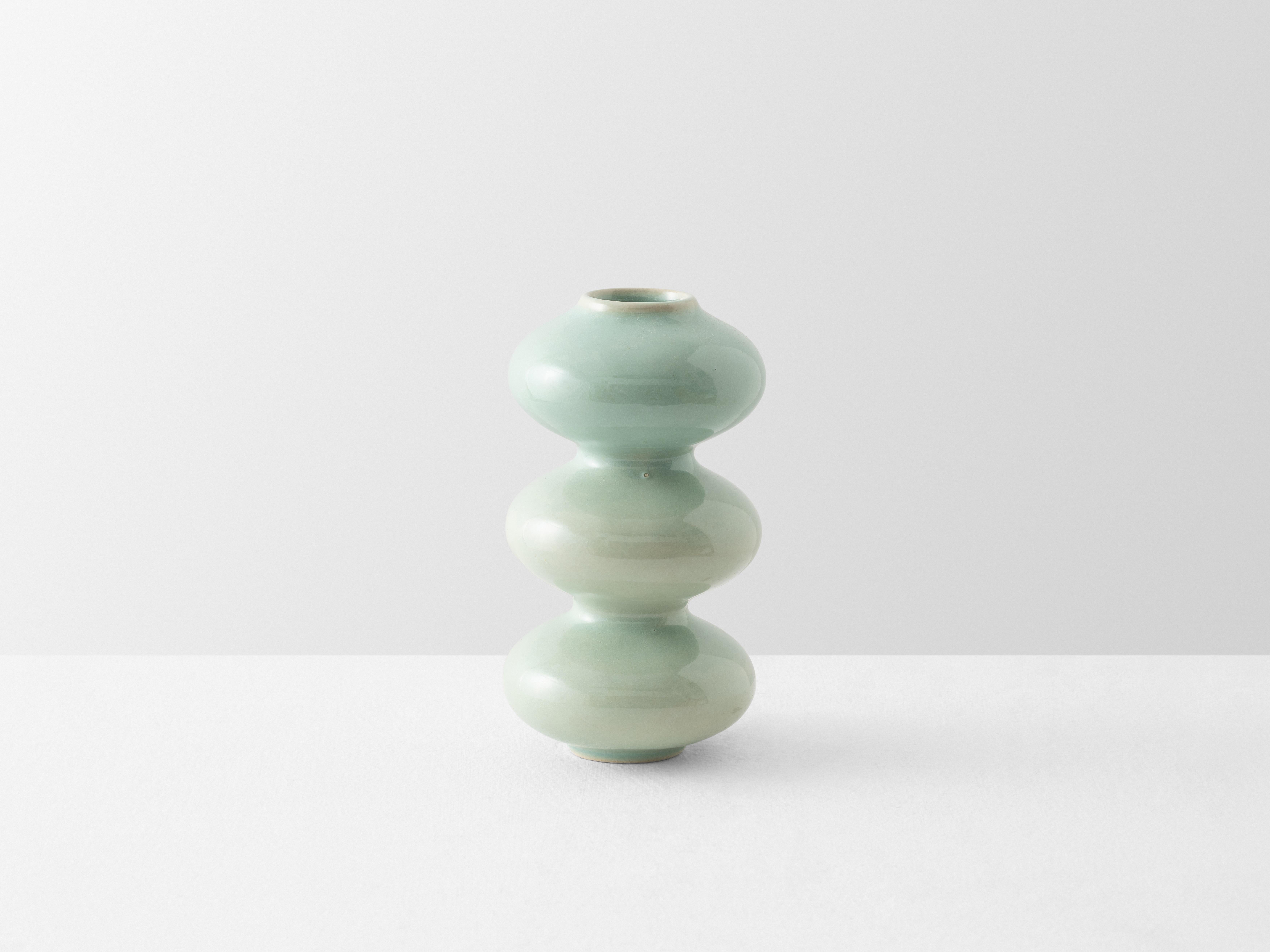 Mini vaso a forma di onda blu menta di Forma Rosa Studio
Dimensioni: P 8,9 x L 8,9 x H 17,8 cm.
Materiali: Ceramica.

Disponibile nei colori Crystal Cream, Mint Blue, Bronze, Green e Oxblood.

Il nostro Wave Form Vase Mini è il nostro classico