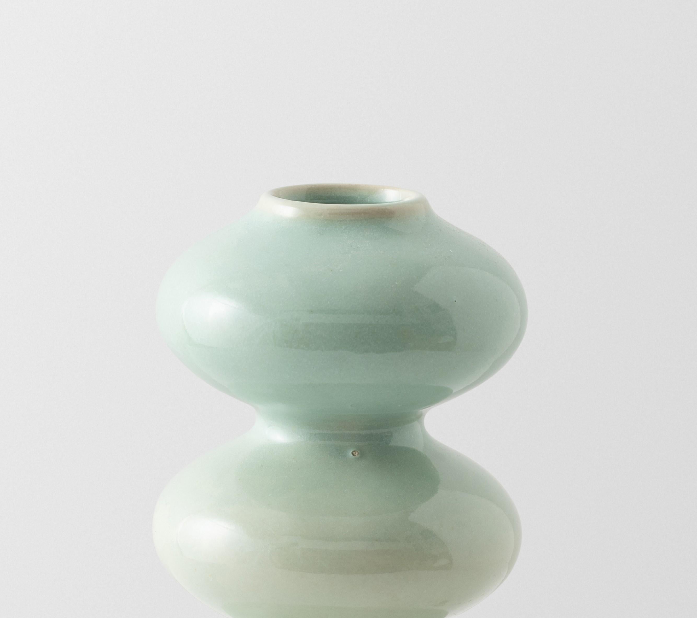 Postmoderno Mini vaso a forma di onda blu menta di Forma Rosa Studio in vendita
