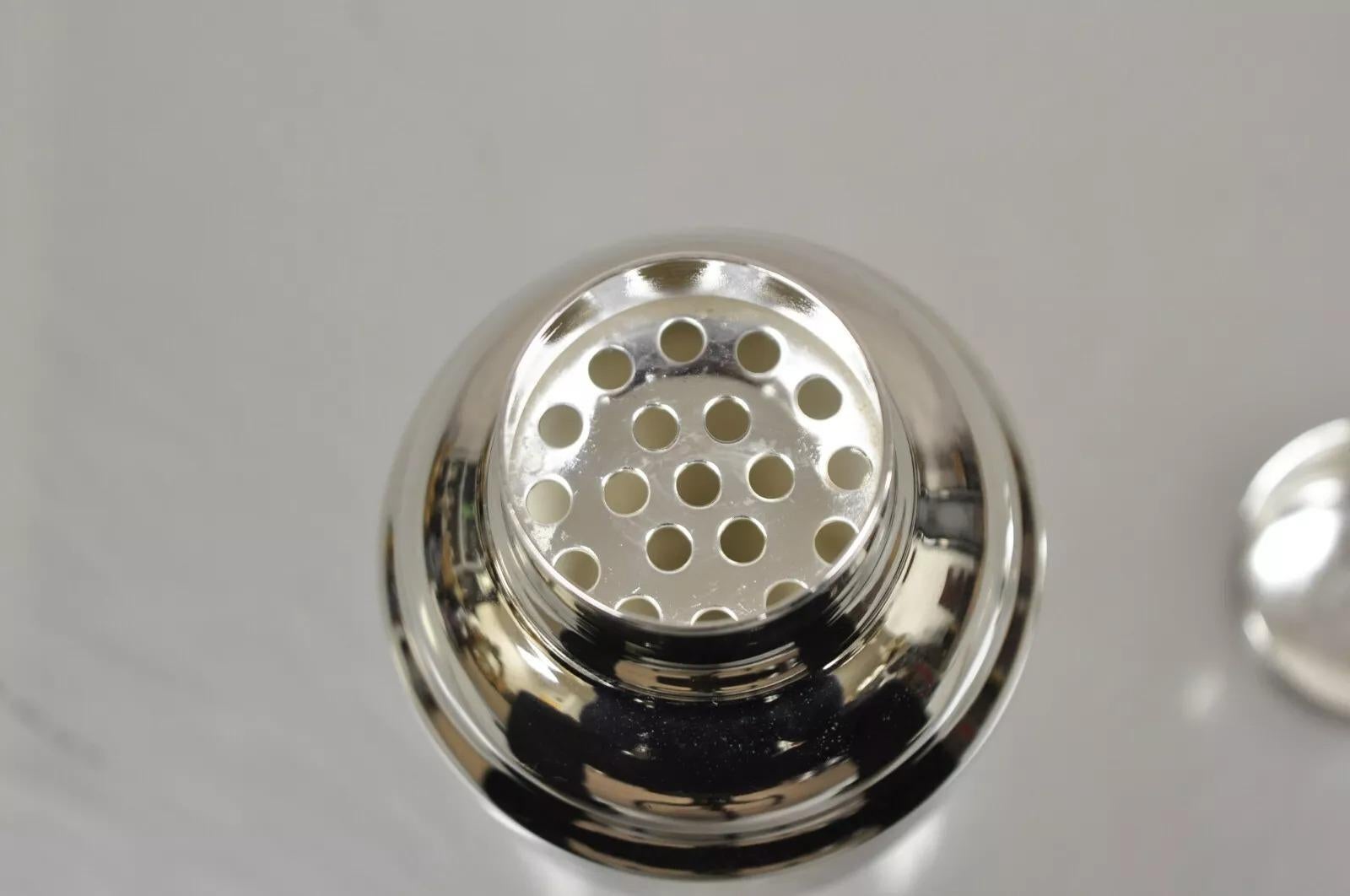 Mini Modern Stainless Steel Silver Plated Miniature Martini Cocktail Shaker In Good Condition In Philadelphia, PA