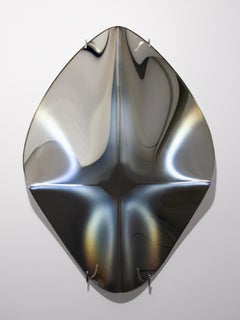 Mini specchio scultoreo Ondara in vetro rivestito d'argento di Dace Sūna