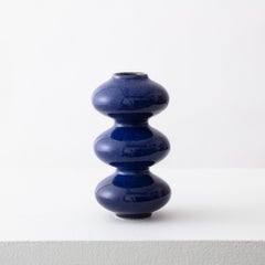 Mini jarrón de cerámica orgánica moderna con forma de ola en esmalte de piscinas de Forma Rosa Studio A