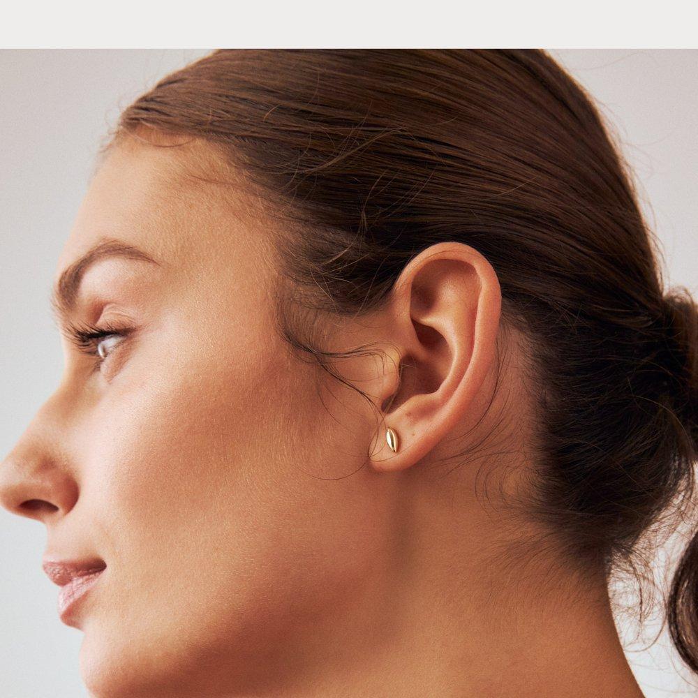 Introducing the 14K Solid Gold Teardrop Earrings, a showcase of Orena Jewelry's relentless passion for unmatched artistry. Each pair is carefully crafted by hand, radiating a blend of understated opulence and timeless style. They stand as an